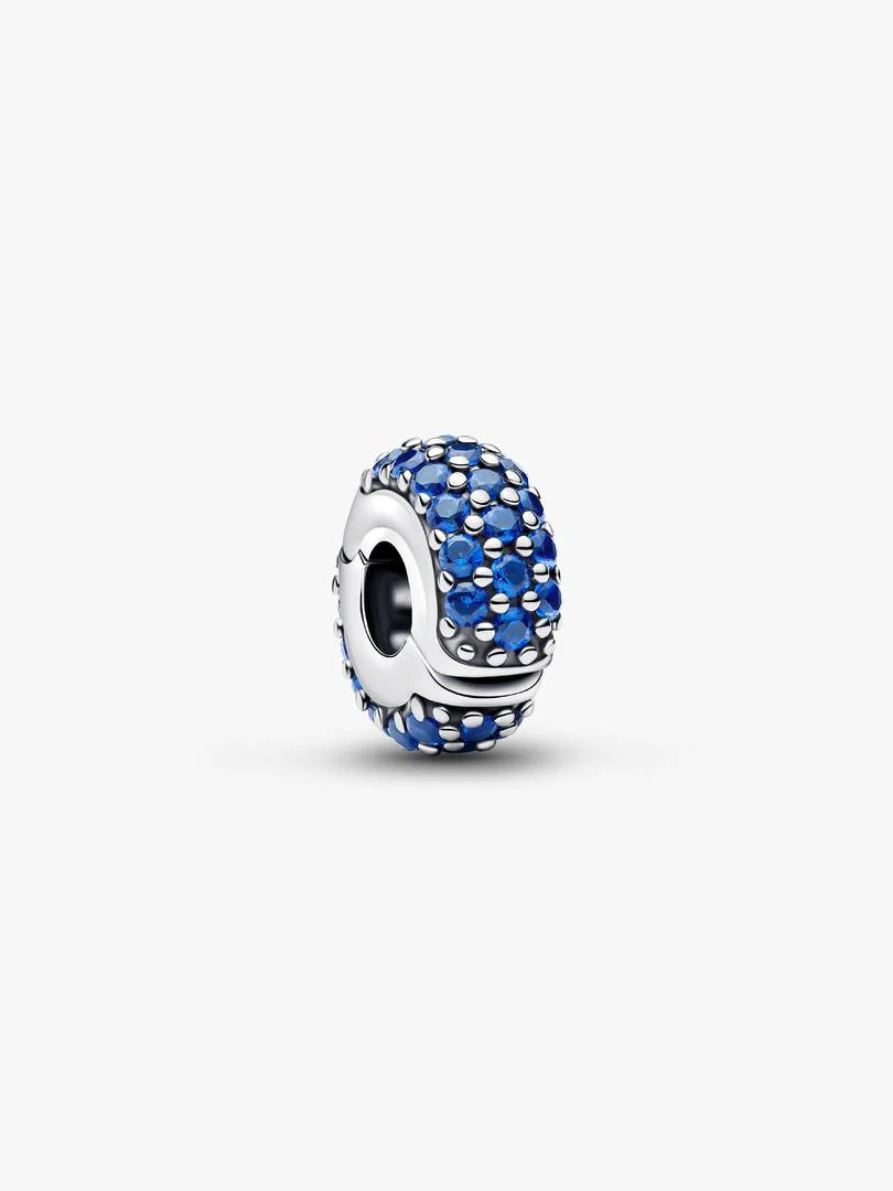 Houd alles op zijn plek met deze clipbedel. In sterlingzilver en bezet met koningsblauwe stenen, met een siliconen kern om je bedels stevig te fixeren &mdash; praktisch en stijlvol.
Een spacer die je bedels onder controle houdt &ndash; en zorgt voor een levendige kleuraccent.