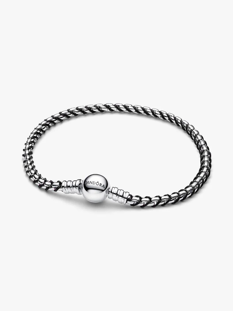 Het beste van twee werelden. Deze armband combineert een zwart textiel koord met sterlingzilver voor een moderne look met een subtiel contrast.