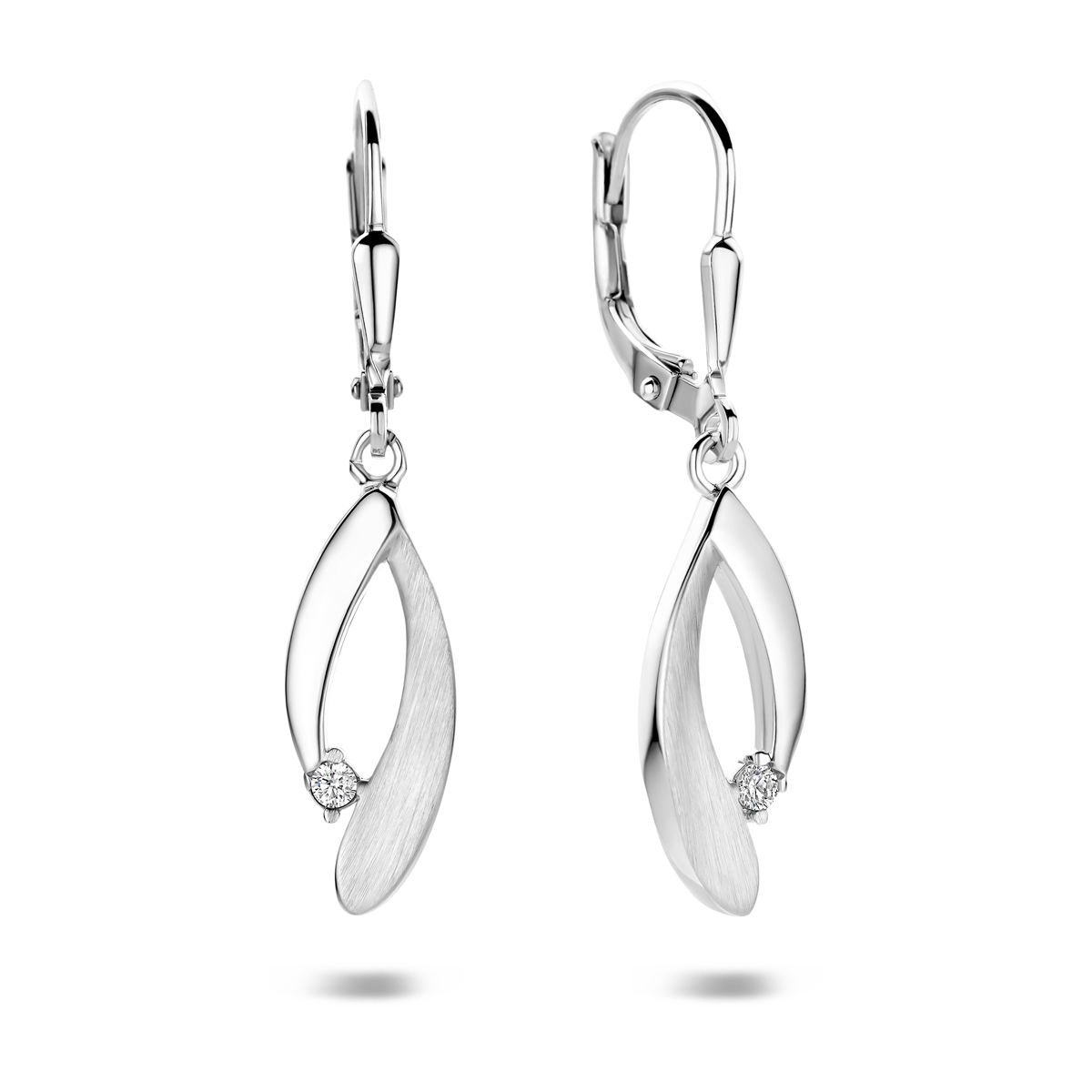 Gerhodineerd 925 zilveren oorhangers met een totale hoogte van 34mm. De oorhangers hebben een afmeting van 20x7.5mm.