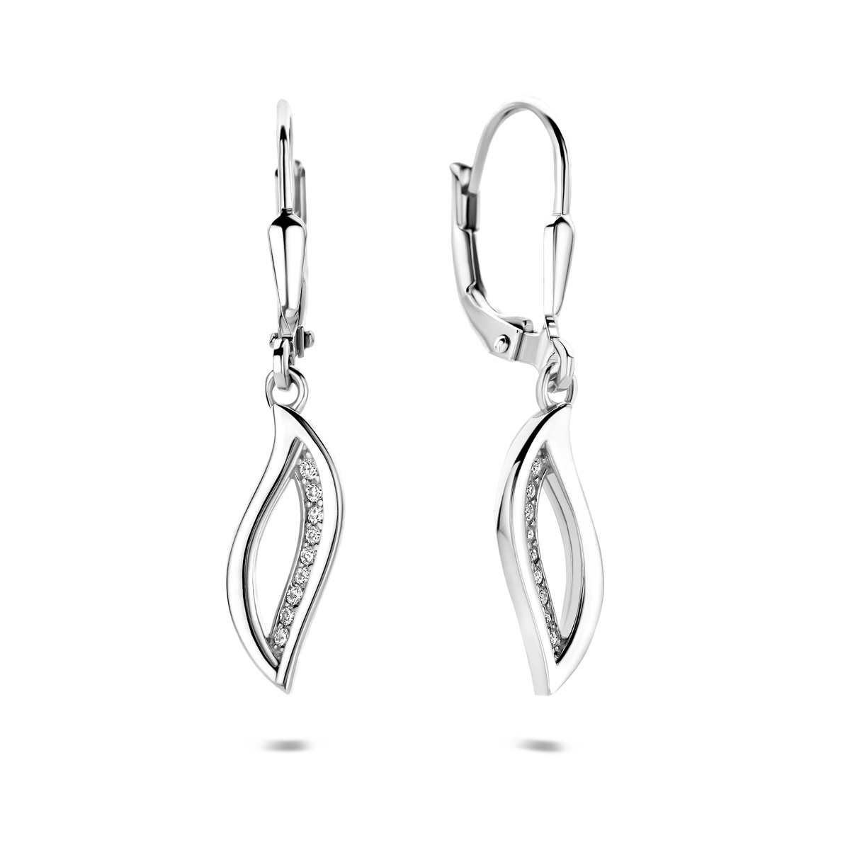 Gerhodineerd 925 zilveren oorhangers met zirkonia. De oorhangers hebben een afmeting van 17.5x6.5mm en een totale hoogte van 31.5mm.
