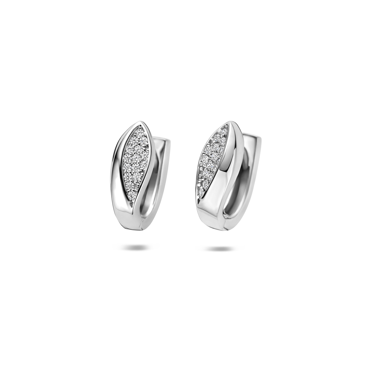 Gerhodineerd 925 zilveren klapoorringen met zirkonia. De oorringen hebben een afmeting van 14x5.5mm.