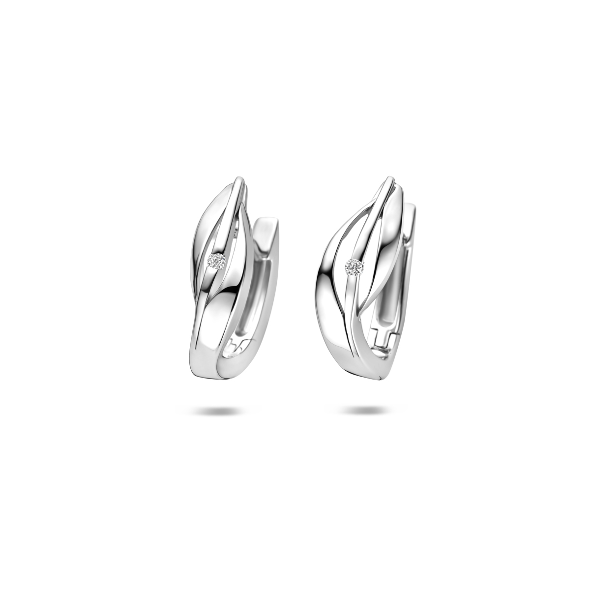 Gerhodineerd 925 zilveren klapoorringen met lab grown diamant. De klapoorringen hebben een afmeting van 15x5.5mm. Het totale diamantgewicht is 0.03ct. Lab grown diamanten zijn diamanten die ontstaan in een laboratorium. Onder extreem hoge druk en temperatuur wordt het natuurlijk ontstaansproces nagebootst met als eindresultaat een diamant met dezelfde chemische eigenschappen maar met een andere oorsprong.