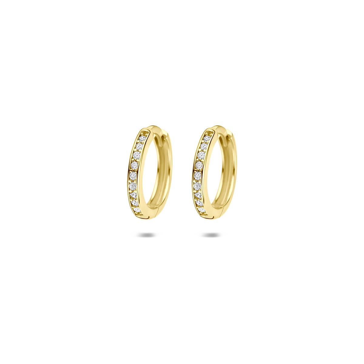 9k Geelkleurige klapoorringen uitgevoerd met een zirkonia rij. De oorringen hebben een afmeting van 12.5x2mm.