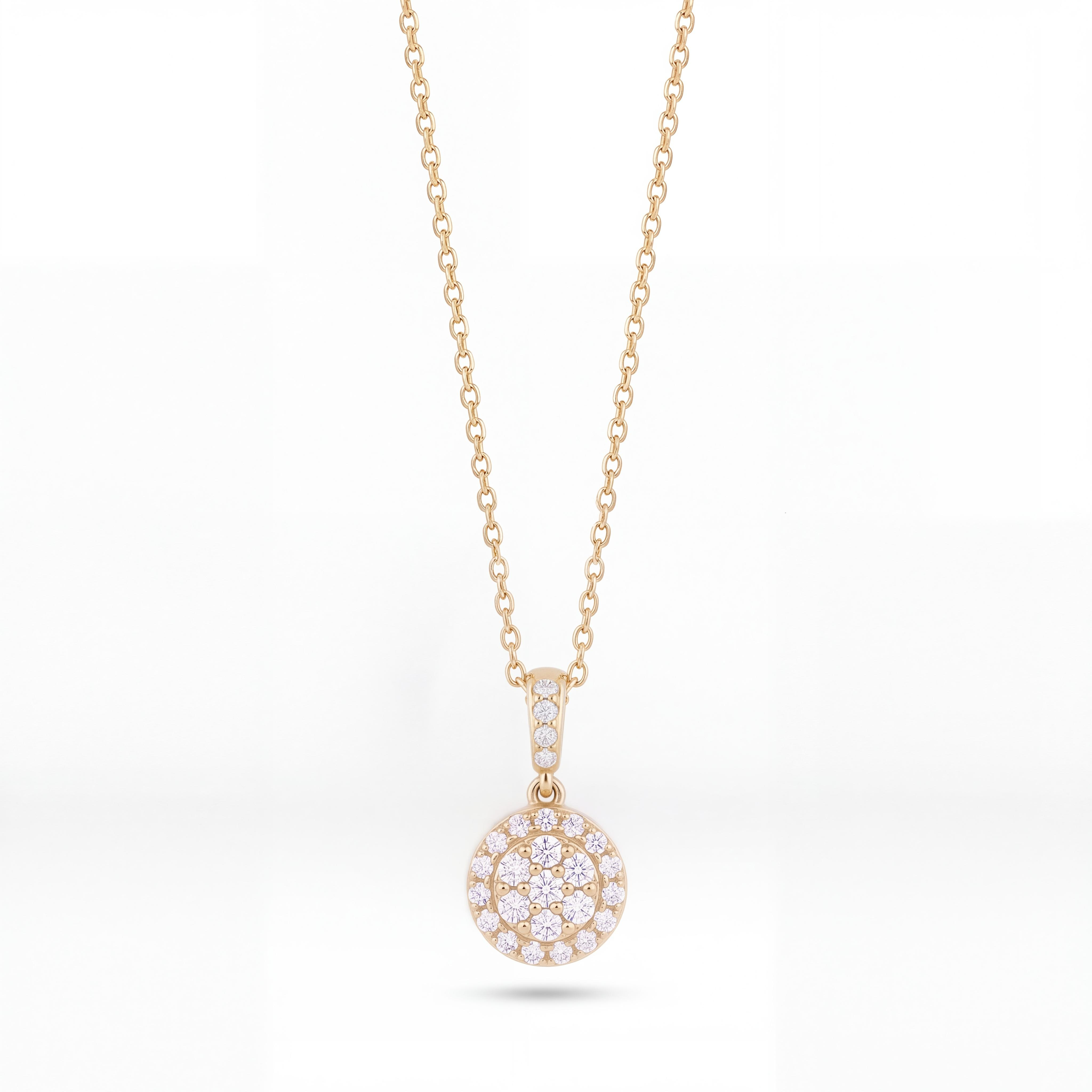 Voeg tijdloze elegantie toe aan uw sieradencollectie met deze exclusieve 14 karaat geelgouden diamanten ketting van Juwelier Rijk Amsterdam.

Het hangerontwerp heeft een verfijnd rond motief waarin schitterende natuurlijke diamanten in een pav&eacute;-zetting zijn verwerkt, samen met subtiele diamanten op het oogje. Met een totaal gewicht van 0.17 caraat en een hoogwaardige F-kleur stralen deze diamanten een zuivere, heldere schittering uit. De elegante ankerketting heeft een lengte van 45 cm, waardoor het hanger sieraad perfect op het sleutelbeen valt &mdash; ideaal om solitair te dragen of te combineren met andere gouden kettingen.