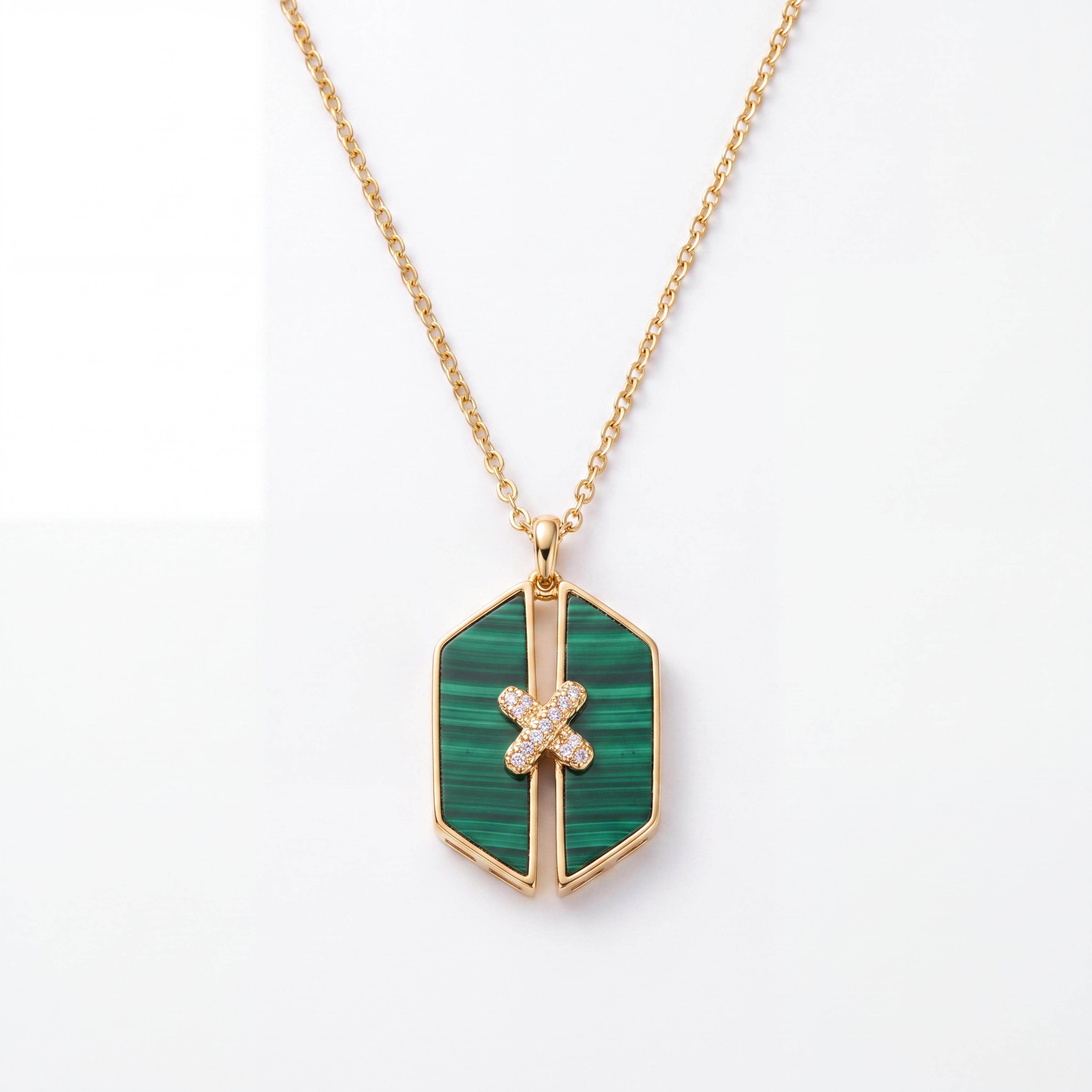 Een uniek, ambachtelijk meesterwerk uit ons eigen atelier. Dit handgemaakte 18 karaat geelgouden collier heeft een zeshoekige (hexagoon) geometrische hanger, ingelegd met een intense groene 4.91 ct malachiet en een verfijnd gouden kruismotief bezet met 0.05 ct natuurlijke diamanten. Exclusief verkrijgbaar bij Juwelier Rijk in Amsterdam.