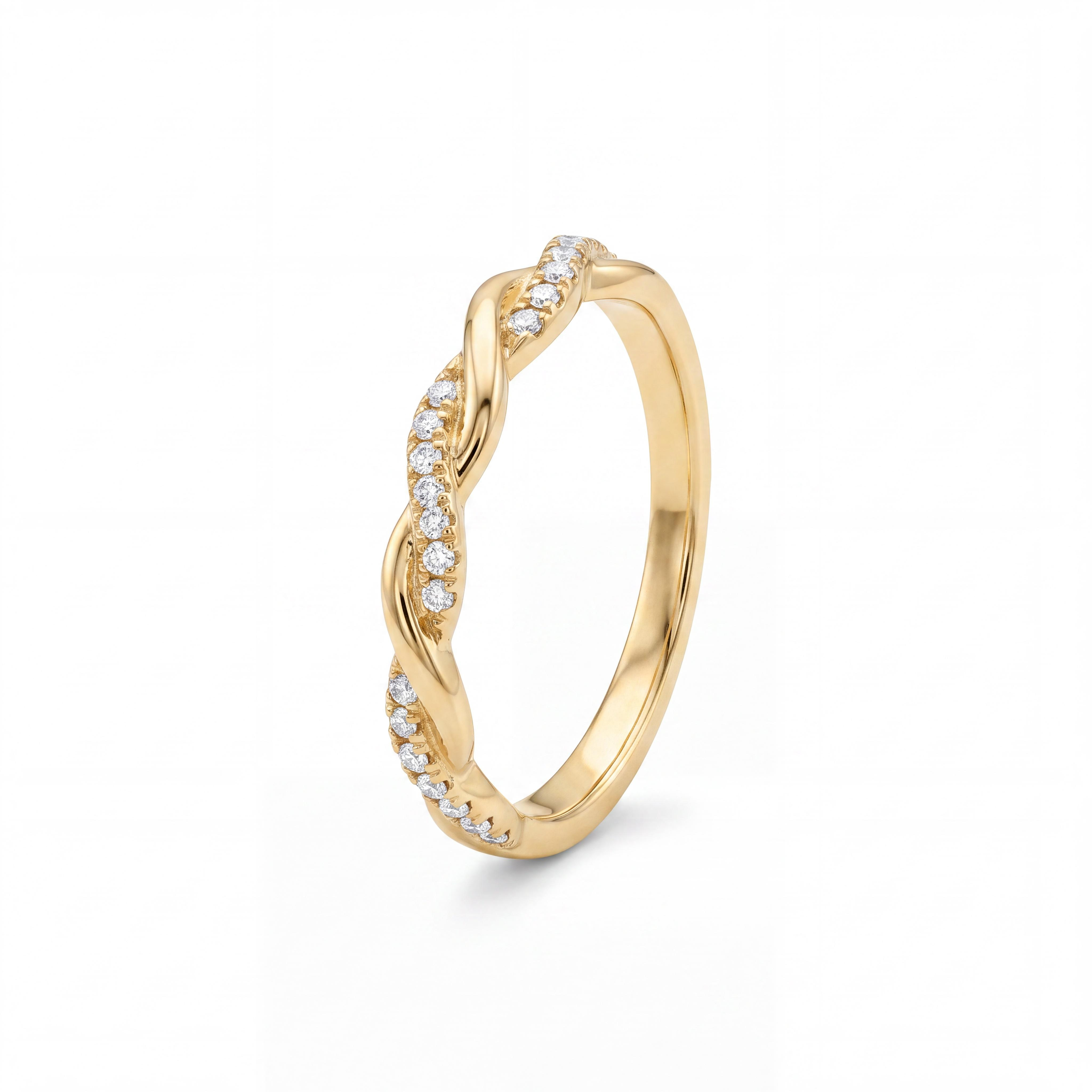 Ontdek de elegante &rsquo;De Twist&rsquo; diamanten ring, een verfijnd 18 karaat geelgouden ontwerp met een sierlijke gedraaide band. &Eacute;&eacute;n van de gevlochten banen is glanzend gepolijst goud, terwijl de andere rijk bezet is met 0.17 caraat schitterende natuurlijke diamanten. Perfect als stijlvolle aangeschoven ring, trouwring of elegante eye-catcher. Exclusief bij Juwelier Rijk Amsterdam.