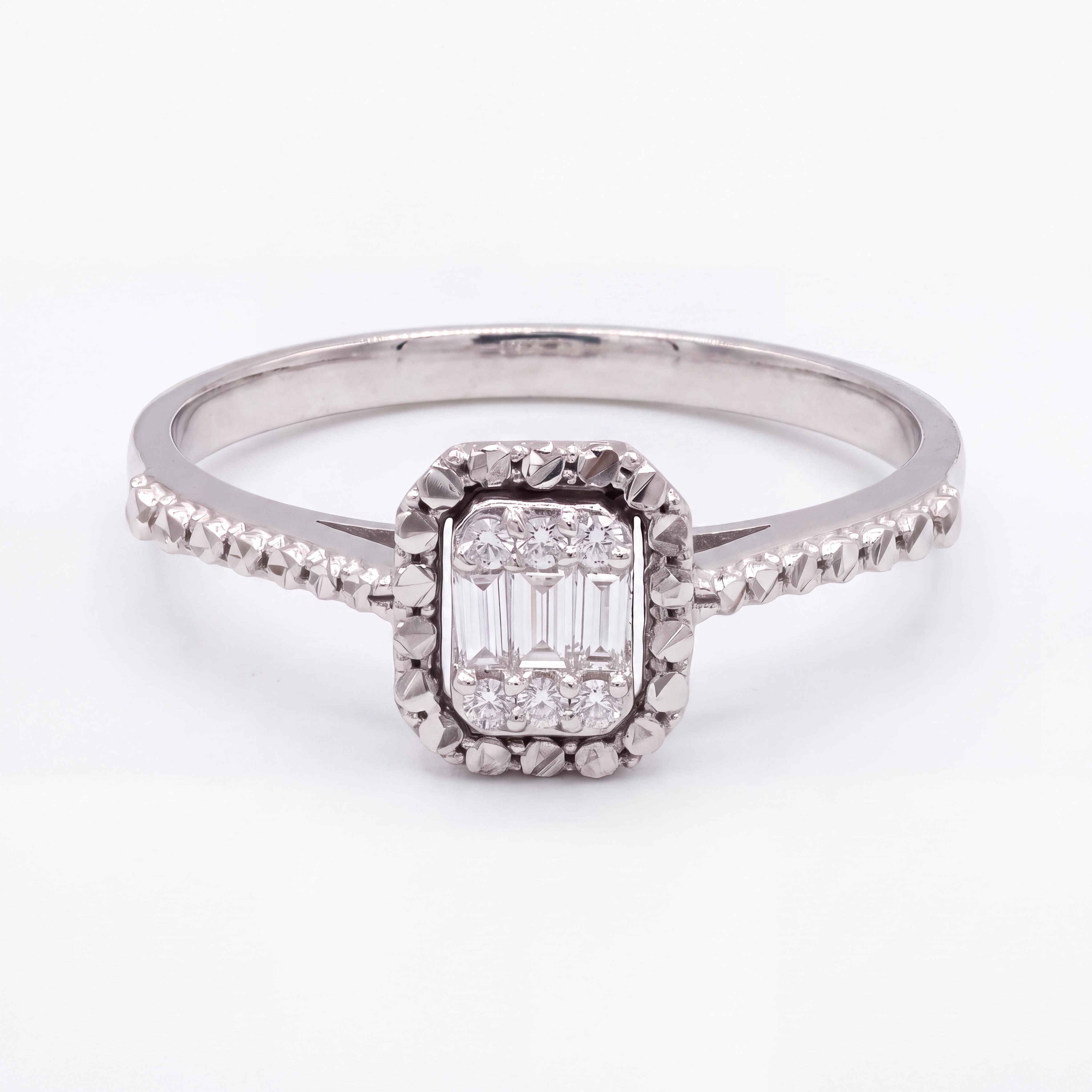 Prachtige 14 Karaat Witgouden Diamanten Ring (0.14ct SI1)

Voeg subtiele luxe toe aan je sieradencollectie met deze prachtige 14-karaats witgouden ring. Het verfijnde ontwerp is rijk versierd met glanzende diamanten met een totale caraatwaarde van 0,14 ct.

Dankzij de SI1-zuiverheid en de hoogwaardige briljante slijpvorm vangen de diamanten het licht op adembenemende wijze, wat zorgt voor een stralende, levendige schittering. Met een subtiel gewicht van 2,09 gram draagt deze ring uiterst comfortabel. Het is het perfecte verfijnde statementstuk om elke outfit compleet te maken voor speciale gelegenheden, maar ook stijlvol genoeg voor dagelijkse elegantie. Direct beschikbaar in maat 53.