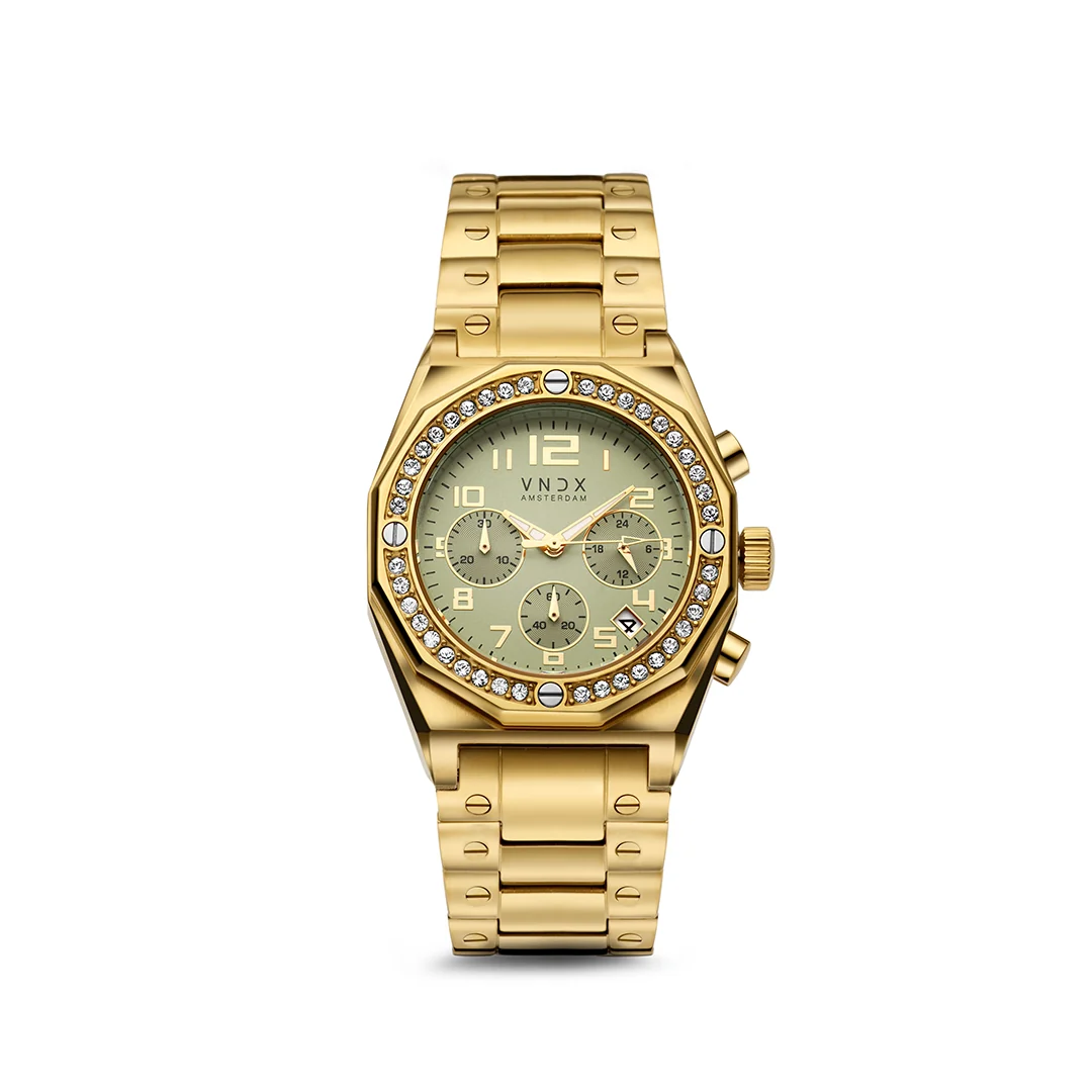 Het dames horloge van VNDX Amsterdam brengt een combinatie van verfijnde stijl en kwaliteit, perfect voor dames met smaak. De gouden roestvrij stalen kast en de verfijnde groene wijzerplaat worden prachtig versterkt door de schitterende Swarovski-stenen op de lunette, wat zorgt voor een extra vleugje glamour. Perfect voor zowel dagelijks gebruik als speciale gelegenheden.