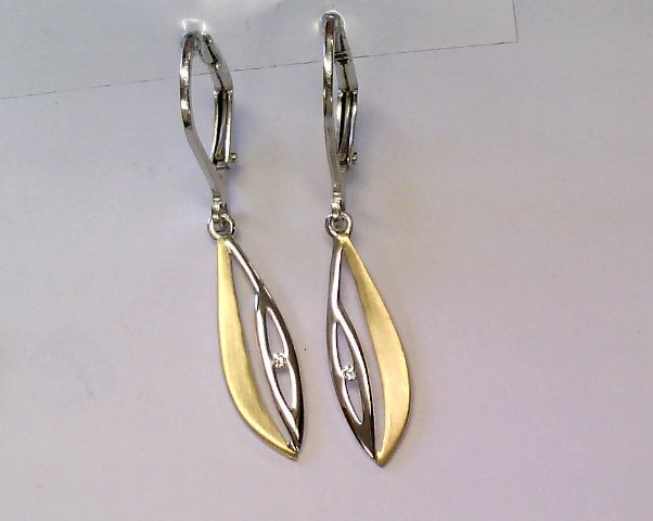 Die Ohrh&auml;nger 925 gelb/rhodiniert Zirkonia goldplatt., Modellnummer 5-216218-001, sind elegante h&auml;ngende Ohrringe aus 925er Sterling Silber mit Gelbgold- und Rhodium-Beschichtung, verziert mit funkelnden Zirkoniasteinen. Perfekt f&uuml;r elegante Anl&auml;sse, lassen sie sich am besten mit einer Hochsteckfrisur oder kurzem Haar tragen, um ihre volle Wirkung zu entfalten.
