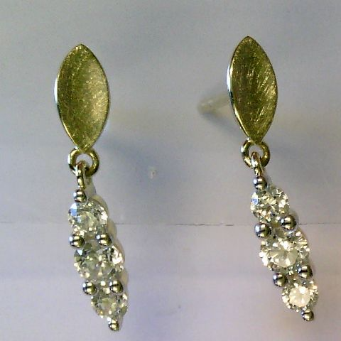 Die Ohrh&auml;nger 333 gelb/rhodiniert mit Zirkonia und eismatt-Finish (Modellnummer: 6-214496-001) strahlen Eleganz und Glamour aus. Diese stilvollen Ohrh&auml;nger sind perfekt f&uuml;r besondere Anl&auml;sse oder um Ihrem Alltagsoutfit einen Hauch von Luxus zu verleihen. Kombinieren Sie sie mit einem schicken Abendkleid oder einem eleganten B&uuml;rolook f&uuml;r maximale Wirkung.