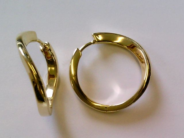 Die Creolen 925 gelb vergoldet, Modellnummer 5-216830-001, sind elegante Ohrringe aus hochwertigem Sterling-Silber mit Gelbgold-Beschichtung. Sie geh&ouml;ren zur Kategorie Schmuck, speziell Creolen. Ideal zu jedem Outfit kombinierbar, verleihen sie sowohl Alltags- als auch Abendgarderoben einen Hauch von Eleganz. Perfekt f&uuml;r stilvolle Auftritte bei besonderen Anl&auml;ssen oder im Alltag.