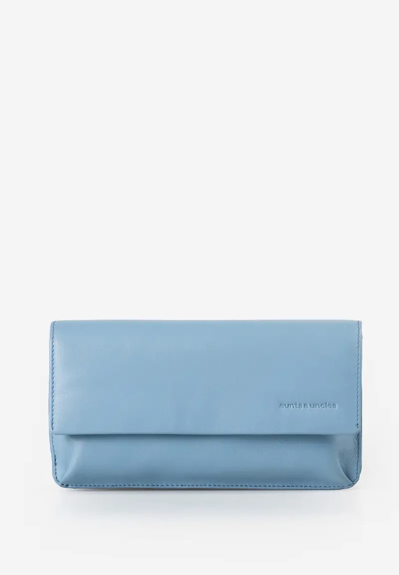 aunts & uncles BAY dames portemonnee &ndash; blue shadow
De aunts & uncles BAY dames portemonnee in de kleur Blue Shadow is een stijlvolle en praktische leren portemonnee die functionaliteit combineert met een elegante uitstraling. Deze ruime leren damesportemonnee is gemaakt van zacht, handschmeichelend rundleer en biedt volop ruimte voor contant geld, pasjes en andere belangrijke spullen.
Onder de handige overslag met drukknop bevindt zich een overzichtelijke indeling met 12 kaartvakken, twee grote vakken voor briefgeld of bonnetjes, een smal steekvak en een praktisch ritsvak. Aan de achterzijde bevindt zich bovendien een groot ritsvak voor extra opbergruimte.

De lichte voering met een subtiel bloemenpatroon zorgt ervoor dat je de inhoud snel kunt terugvinden. Dankzij de ge&iuml;ntegreerde RFID-bescherming zijn je betaal- en identificatiekaarten bovendien beschermd tegen ongewenst uitlezen en digitale datadiefstal.

De BAY portemonnee maakt deel uit van de Bohemian Vibes collectie van aunts & uncles en wordt geleverd in een hoogwaardige geschenkdoos. Daarmee is deze leren portemonnee niet alleen ideaal voor dagelijks gebruik, maar ook een mooi cadeau voor een verjaardag, feestdag of speciale gelegenheid.

Kenmerken aunts & uncles BAY
Gemaakt van zacht rundleer
Kleur: Blue Shadow
12 kaartvakken
Twee ruime vakken voor briefgeld of bonnetjes
Smal steekvak
Smal ritsvak aan de binnenzijde
Groot ritsvak aan de achterzijde
Overslag met praktische drukknop
Lichte, floral gedessineerde voering
Ge&iuml;ntegreerde RFID-bescherming
Onderdeel van de collectie Bohemian Vibes
Geleverd in een hoogwaardige geschenkdoos
Gewicht: ca. 160 gram
Afmetingen: ca. 19,5 x 4 x 10,5 cm (L x D x H)
Ruime leren portemonnee met RFID-bescherming
Met haar slimme indeling is de aunts & uncles BAY een uitstekende keuze voor wie op zoek is naar een grote damesportemonnee van leer met veel ruimte voor pasjes en geld. Het tijdloze ontwerp, de zachte lederkwaliteit en de praktische RFID-bescherming maken deze portemonnee geschikt voor dagelijks gebruik.
SEO-titel: aunts & uncles BAY dames portemonnee leer &ndash; Blue Shadow