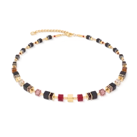 De GeoCUBE&reg; Precious Classic Necklace Ruby Noir combineert de iconische GeoCUBE-designtaal&reg; met een opvallende kleurcompositie van diep zwart en levendig robijnrood. Kenmerkende geometrische kubuselementen, fonkelende Swarovski-kristallen&reg; en architectonische precisie cre&euml;ren een eigentijds designersieraad met opmerkelijke diepte en elegantie. Het krachtige contrast tussen gepolijste onyx, stralende kristalaccenten en metalen accenten maakt deze ketting een verfijnde keuze voor alledaagse elegantie en speciale gelegenheden. Het kenmerkende ritme van de GeoCUBE-elementen&reg; zorgt voor perfecte balans en beweging, terwijl de gefacetteerde kristallen het licht bij elke beweging weerkaatsen. Alleen gedragen of gestyled met bijpassende hoepeloorbellen en armband, vormt het een verfijnde sieradenset met het onmiskenbare karakter COEUR DE LION. Onyx, Swarovski-kristallen&reg;, kristallen rondellen, grijze en goudkleurige hematiet en goudkleurig roestvrij staal combineren tijdloze geometrie met uitzonderlijk vakmanschap.