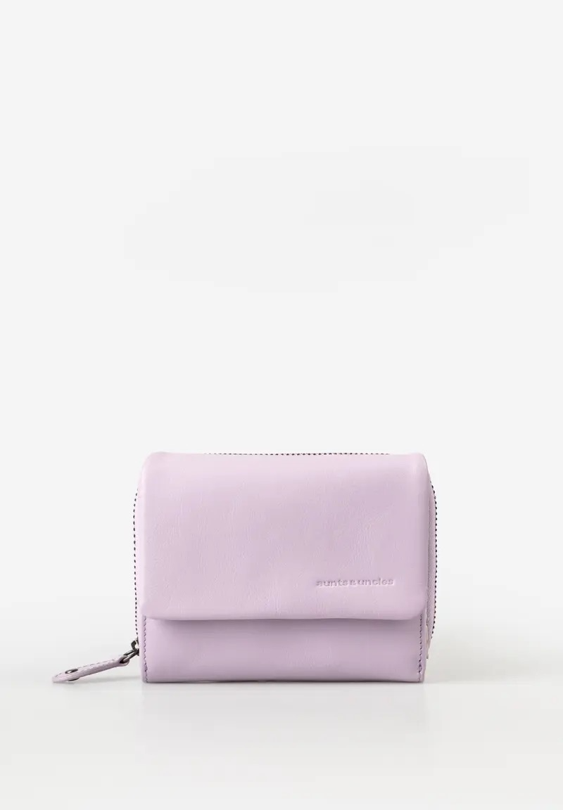 aunts & uncles MYRTLE dames portemonnee &ndash; pale lilac
De aunts & uncles MYRTLE dames portemonnee in de zachte kleur Pale Lilac combineert elegantie, overzicht en functionaliteit. Deze ruime leren damesportemonnee is gemaakt van zacht premium leer en heeft een slimme indeling, zodat je kaarten, briefgeld en kleingeld altijd overzichtelijk kunt opbergen.
De MYRTLE is uitgevoerd met een praktische overslag en biedt maar liefst 11 kaartvakken, waarvan &eacute;&eacute;n transparant. Daarnaast beschikt de portemonnee over twee ruime vakken voor briefgeld en zes grote steekvakken, waarvan &eacute;&eacute;n transparant. Zo is er voldoende ruimte voor pasjes, bonnetjes en andere belangrijke items.

Het verdeelde muntvak is rondom voorzien van een ritssluiting, waardoor je kleingeld veilig en overzichtelijk opgeborgen blijft. Een extra ritsvak aan de achterzijde biedt nog meer praktische opbergruimte.

De lichte voering met een stijlvol bloemenpatroon zorgt voor een frisse uitstraling. Dankzij de ge&iuml;ntegreerde RFID-bescherming worden je betaalkaarten en identiteitsdocumenten beschermd tegen ongewenst digitaal uitlezen.

Met haar afmetingen van circa 13 x 4 x 10 cm biedt de MYRTLE veel opbergruimte in een compact formaat. De portemonnee is onderdeel van de Bohemian Vibes collectie van aunts & uncles.

Kenmerken aunts & uncles MYRTLE
Gemaakt van zacht premium leer
Kleur: Pale Lilac
Geldb&ouml;rse met praktische