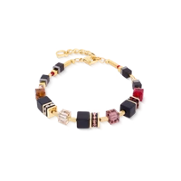 De GeoCUBE&reg; Precious Classic Armband Ruby Noir vertaalt de iconische GeoCUBE-ontwerptaal&reg; naar een gedurfde compositie van zwarte onyx, stralende robijn Swarovski-kristallen&reg; en geometrische precisie. Eigentijds maar tijdloos, brengt het verfijnde elegantie aan elke gelegenheid. Het evenwichtige ritme van kubuselementen en glinsterende kristalaccenten zorgt voor subtiele beweging en licht. Samen met de bijpassende ketting en hoepeloorbellen vormt het een harmonieuze sieradencollectie. Onyx, Swarovski-kristallen&reg;, grijze en goudkleurige hematiet, kristallen rondellen en goudkleurig roestvrij staal cre&euml;ren een luxueus eigentijds ontwerp.