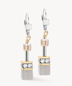 De GeoCUBE&reg; Drop Earrings Agate & Hematite grijs-goud combineren zachte grijstinten met warme gouden accenten in een elegant ontwerp vol licht en beweging. Kenmerkende GeoCUBE-elementen&reg; worden aangevuld door glinsterende agaat, fonkelende Swarovski-kristallen&reg; en schitterende kristallen rondellen die het licht prachtig vangen bij elke beweging. Deze premium designer oorbellen geven een verfijnde finishing touch aan alledaagse outfits en elegante avondlooks. Hun harmonieuze tweekleurige palet maakt ze uitzonderlijk veelzijdig, die moeiteloos combineren met zowel zilver- als goudkleurige sieraden. De slanke silhouet versterkt hun sierlijke bewegingen en benadrukt de onmiskenbare kleurexpertise van COEUR DE LION. Samen met de bijpassende ketting en armband vormen ze een prachtig geco&ouml;rdineerde sieradenset. Agaat, Swarovski-kristallen&reg;, kristallen rondellen, hoogwaardig roestvrij staal en goudkleurig roestvrij staal combineren zorgvuldig geselecteerde materialen met uitzonderlijk vakmanschap.