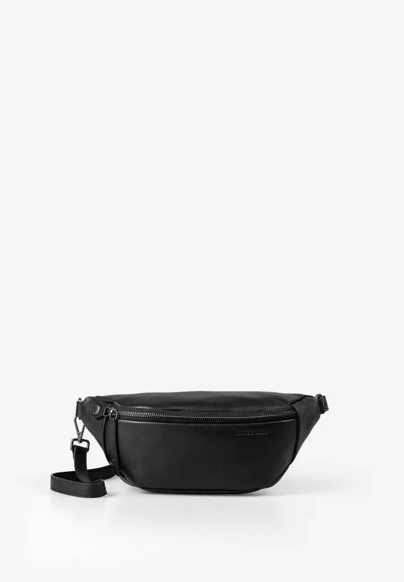 Bilberry &ndash; veelzijdige heuptas
De Bilberry is een stijlvolle en praktische heuptas die je ook als crossbody kunt dragen. Dankzij de verstelbare leren band draag je hem comfortabel op de heup, borst of rug.
Hoofdvak met ritssluiting
Binnen- en achtervak met rits
Groot insteekvak voor bijvoorbeeld je smartphone
Verstelbare en afneembare leren band
Licht, bloemrijk gevoerd
Kleur: jet black
Afmetingen: ca. 29,5 &times; 7 &times; 13 cm
Gewicht: 260 g