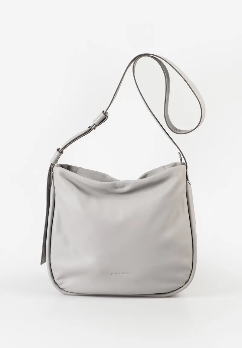 Coral &ndash; stijlvolle en ruime schoudertas
De Coral is een elegante, soepel vallende schoudertas van zacht leer. Het tijdloze ontwerp past bij iedere look en dankzij de verstelbare leren schouderband draag je haar comfortabel. Met haar ruime interieur is Coral ideaal voor dagelijks gebruik.
Hoofdvak met ritssluiting
Binnen- en achtervak met rits
Groot vak voor bijvoorbeeld je smartphone
Kaartvak en twee pennenhouders
Uitneembaar extra etui met rits
Sleutelkoord
Geschikt voor A4
Verstelbare, brede leren schouderband
Licht, bloemrijk gevoerd
Inclusief stofzak
Kleur: ash
Afmetingen: ca. 35 &times; 10 &times; 28 cm
Gewicht: 540 g