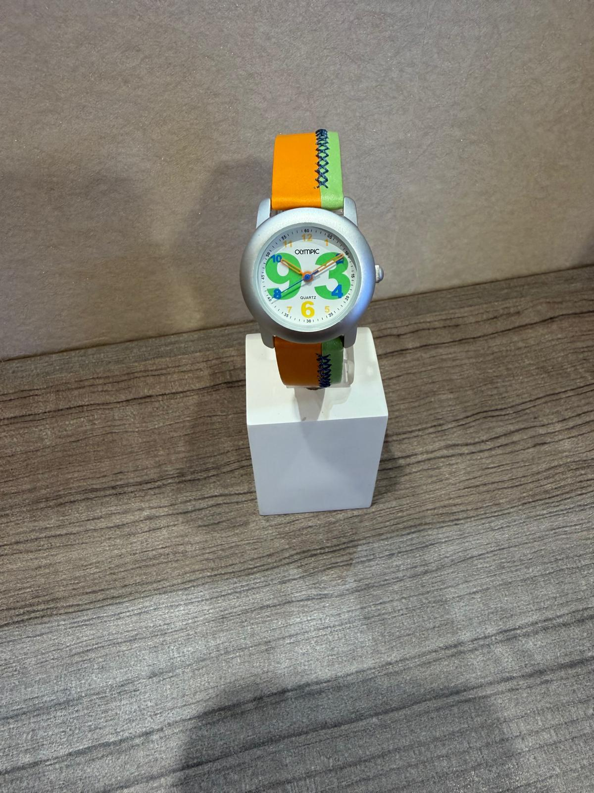 Kinderhorloge oranje met groen
het bandje heeft meerdere gaatjes waardoor hij 
na maat kan worden gedragen.
