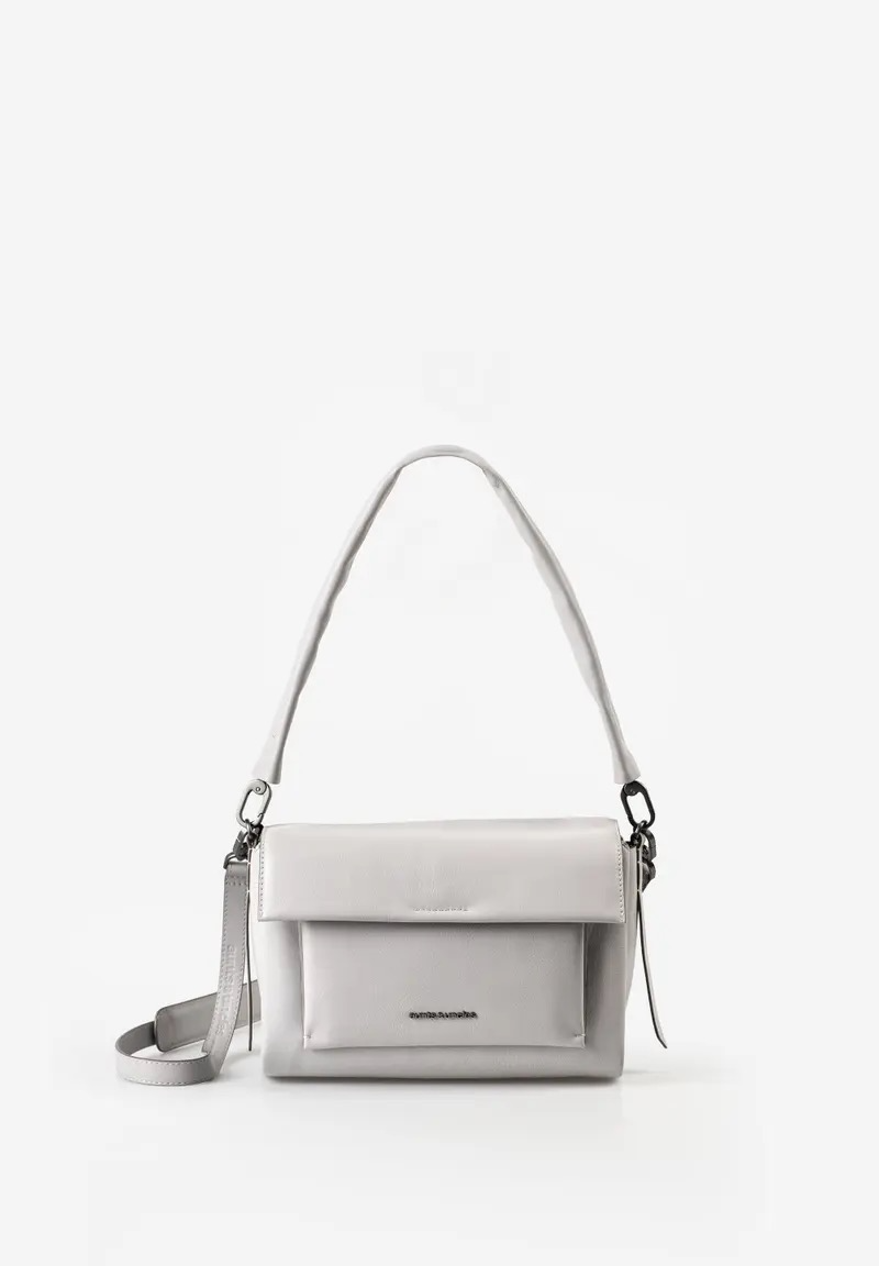 aunts & uncles NOON crossbody tas &ndash; Ash
De aunts & uncles NOON crossbody tas in de kleur Ground Ash is een stijlvolle en veelzijdige leren schoudertas die functionaliteit combineert met een elegante uitstraling. Deze compacte crossbody tas is de kleinere variant van de Breeze en is ideaal voor dagelijks gebruik, een dagje in de stad, op reis of onderweg naar kantoor.
De NOON is gemaakt van zacht leer en heeft een vormvaste, maar soepel aanvoelende constructie. De zachte lijnen geven de tas een tijdloze uitstraling, terwijl de slimme indeling ervoor zorgt dat je je essentials overzichtelijk kunt meenemen.

Onder de overslag met praktische magneetsluiting bevindt zich een voorvak. Het hoofdvak sluit met een rits en biedt voldoende ruimte voor je dagelijkse benodigdheden. Binnenin vind je een extra ritsvak, een groot steekvak dat bijvoorbeeld geschikt is voor je smartphone en een handig kaartvak. Een sleutelband houdt je sleutels gemakkelijk binnen handbereik. Daarnaast wordt de tas geleverd met een uitneembaar extra tasje voor nog meer flexibiliteit.

De NOON beschikt over een afneembare en verstelbare leren schouderband met extra schouderpadding. Dankzij de extra korte schouderband, eveneens afneembaar, kun je de tas op verschillende manieren dragen.

De hoogwaardige hardware, ovale mat geborstelde details in Smokey Grey en het subtiele metalen logo geven de tas een verfijnde uitstraling. De lichte voering met bloemenmotief maakt het interieur compleet. Voor het netjes opbergen van de tas wordt een praktische stofzak meegeleverd.

Kenmerken aunts & uncles NOON
Gemaakt van zacht leer
Kleur: Ash
Hoofdvak met ritssluiting
Overslag met magneetsluiting
Opgezet voorvak onder de overslag
Ritsvak aan de achterzijde met extra beveiliging
Ritsvak aan de binnenzijde
Kaartvak
Groot steekvak, bijvoorbeeld voor een smartphone
Handige sleutelband
Uitneembaar extra tasje
Afneembare en verstelbare leren schouderband
Schouderband met extra padding
Korte, afneembare schouderband van twee lagen leer
Hoogwaardige hardware
Ovaal, mat geborsteld beslag in Smokey Grey
Subtiel metalen logo
Lichte, floral gedessineerde voering
Inclusief stofzak
Onderdeel van de Bohemian Vibes collectie
Gewicht: ca. 620 gram
Afmetingen: ca. 26 x 12,5 x 18 cm (L x D x H)
Leren crossbody tas voor iedere dag
De aunts & uncles NOON is een ideale keuze voor wie een leren crossbody tas voor dames zoekt met een praktische indeling en meerdere draagmogelijkheden. Het ruime hoofdvak, de verschillende rits- en steekvakken en het extra tasje bieden volop ruimte voor je dagelijkse essentials. De warme Ground Coffee kleur en hoogwaardige leren afwerking maken deze schoudertas een stijlvolle toevoeging aan iedere outfit.