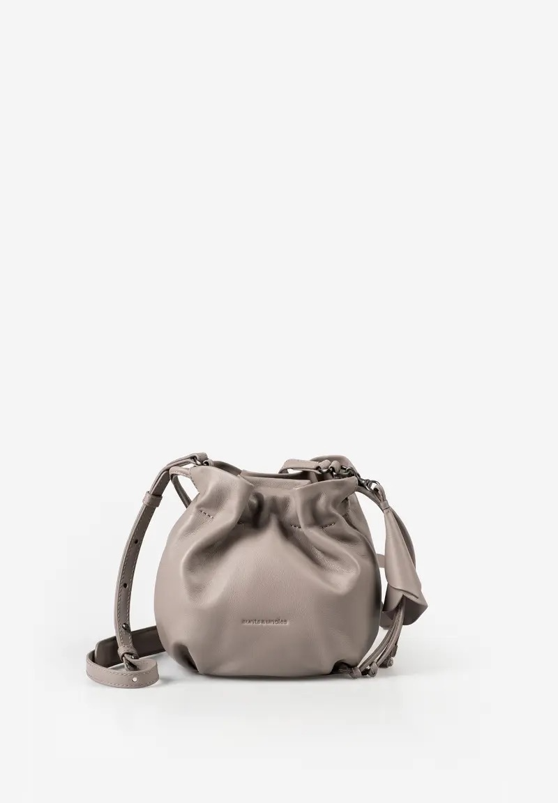 Fleur &ndash; speelse leren schoudertas
De Fleur combineert zachte vormen met soepel leer en een speelse, bloemrijke hanger. Deze compacte schoudertas is perfect voor dagelijks gebruik, een dagje uit of op reis. Het lichte interieur houdt je essentials overzichtelijk en de zacht gevoerde schouderband zorgt voor extra draagcomfort.
Hoofdvak met trekkoord en magneetsluiting
Binnenvak met rits en kaartvak
Sleutelkoord
Uitneembaar extra etui
Verstelbare, gevoerde leren schouderband met schouderpadding
Licht, bloemrijk gevoerd
Stevige ovale bodem
Subtiele plooien voor een speelse look
Afneembare hanger met bloemendessin
Inclusief stofzak
Kleur: taupe
Afmetingen: ca. 20,5 &times; 12,5 &times; 17 cm
Gewicht: 320 g