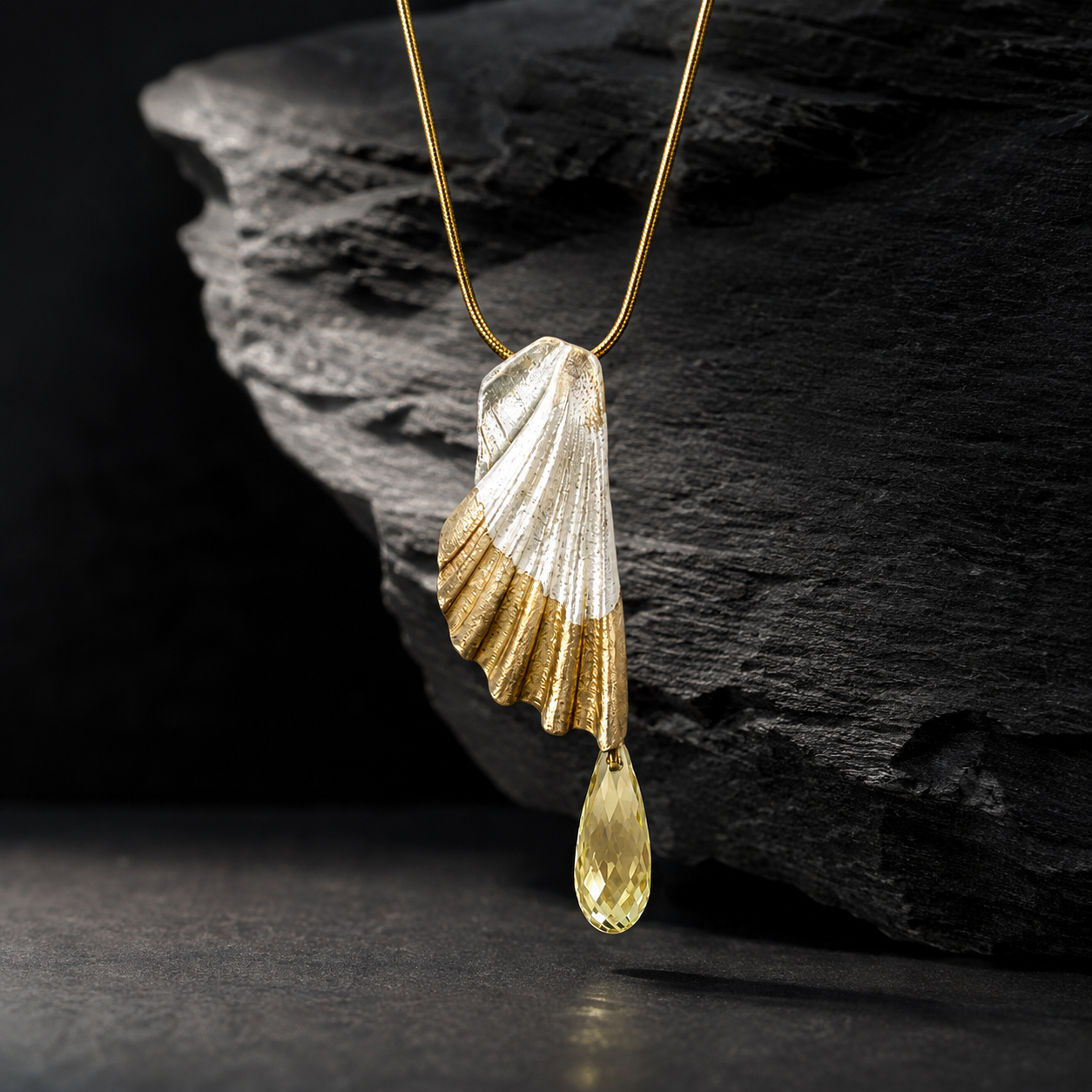 Der Anh&auml;nger Muschel Silber vergoldet mit Lemmonquarz, Modellnummer MUSCHEL, ist ein elegantes Schmuckst&uuml;ck der Kategorie JEWEL, speziell ein PENDANT. Der zarte Limonenquarz in Kombination mit der vergoldeten Muschel verleiht jedem Outfit einen Hauch von Exklusivit&auml;t. Tragen Sie es an einer langen Kette &uuml;ber einem schlichten Oberteil, um ein modisches Statement zu setzen.