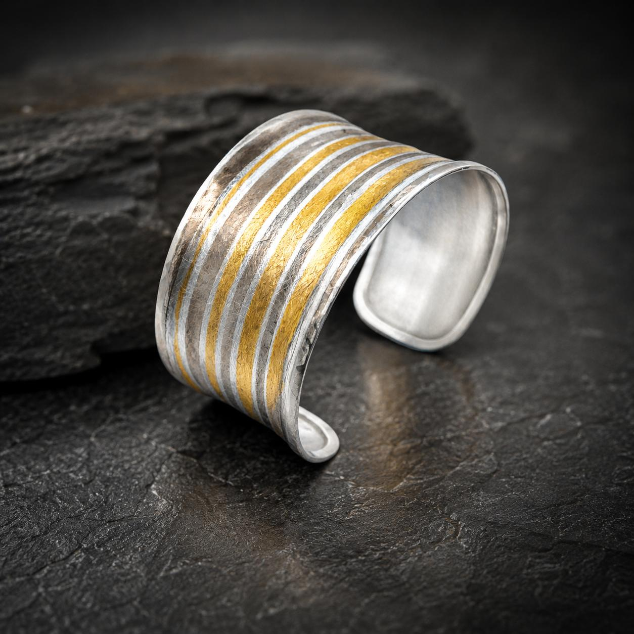 Diese Armspange Feingold/WG,  zeichnet sich durch ihr hochwertiges Design aus. Als Sklavenarmband gefertigt, vereint sie schlichten Luxus mit zeitloser Eleganz. Trage diese Armspange solo f&uuml;r ein subtil elegantes Statement oder kombiniere sie mit anderen Schmuckst&uuml;cken f&uuml;r einen modischen Lagenlook. Ideal f&uuml;r besondere Anl&auml;sse und t&auml;gliche Eleganz.