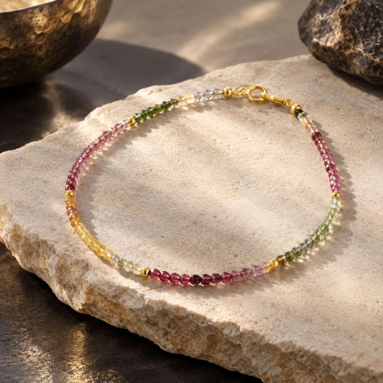 Das feine Turmalinarmband,ist ein fantasievoller Schmuck aus der Kategorie Armband. Es strahlt Eleganz aus und kann zu besonderen Anl&auml;ssen oder im Alltag getragen werden. Am besten wird es alleine oder in Kombination mit anderen Schmuckst&uuml;cken am Handgelenk getragen, um einen stilvollen Akzent zu setzen.