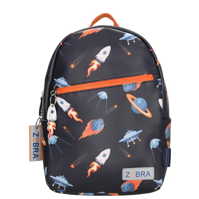 De Zebra Trends Sem rugzak is d&eacute; ideale rugtas voor stoere jongens. Verkrijgbaar in verschillende coole prints en perfect voor school, sport of een dagje weg. De tas heeft een ruim hoofdvak met meerdere binnenvakjes, handig voor bijvoorbeeld een broodtrommel of drinkfles. Aan de zijkanten zitten twee flessenhouders en op de voorkant een ritsvak met een bijpassende sleutelhanger. Op de achterkant zit een naamkaartje. De verstelbare schouderbanden kunnen met een klikgesp aan de voorkant worden vastgemaakt, zodat de tas stevig en comfortabel blijft zitten.

Kenmerken:
&bull; Coole jongensprints
&bull; Meerdere binnenvakjes en zijflessenhouders
&bull; Voorvak met ritssluiting en bijpassende sleutelhanger
&bull; Naamkaartje op de achterkant
&bull; Verstelbare schouderbanden met klikgesp aan de voorkant

hoogte (cm)	35,00
Lengte (cm)	25,00
Diepte (cm)	11,00