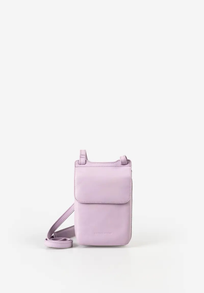 De aunts & uncles TULIP Micro Bag in pale lilac is de ideale combinatie van telefoonhoesje en portemonnee. De compacte tas biedt ruimte voor smartphones tot 6,7 inch, kaarten, kleingeld en andere essentials. Dankzij de verstelbare leren schouderband draag je de TULIP comfortabel onderweg.
Details: twee voorvakken, drie kaartvakken, klein ritsvak, achtervak met ritssluiting en verstelbare leren schouderband.
Afmetingen: ca. 12,5 &times; 4,5 &times; 19 cm | Gewicht: 170 g | Kleur: pale lilac