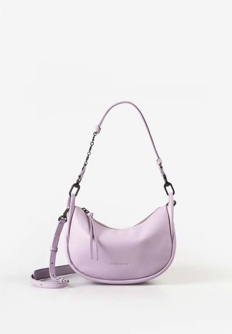 De aunts & uncles FAWN Halfmoon Bag in pale lilac combineert tijdloze elegantie met een moderne, casual uitstraling. De gebogen vorm en het brede schouderhengsel zorgen voor een comfortabele look. Dankzij het verstelbare en afneembare leren crossbodyhengsel draag je de tas op verschillende manieren.
De FAWN heeft een ruim hoofdvak met ritssluiting, een achter- en binnenvak met rits, een sleutelband en een uitneembaar extra tasje. De verstevigde bodem zorgt voor een mooie, stabiele vorm.

Details: hoogwaardige hardware, subtiele metalen kettingdetails, bloemrijke voering en stofzak inbegrepen.
Afmetingen: ca. 26 &times; 8,5 &times; 14 cm | Gewicht: 400 g | Kleur: pale lilac