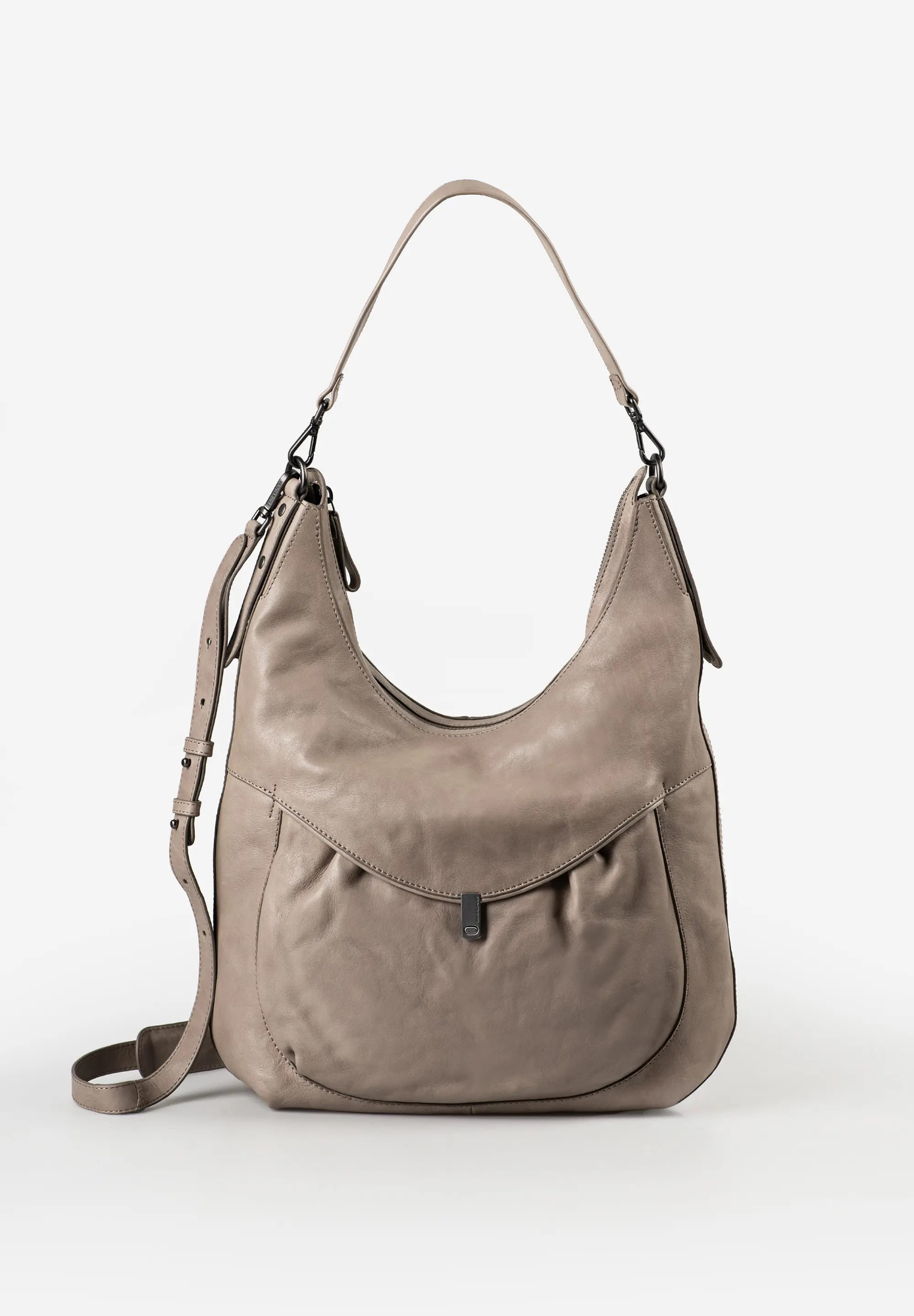 Mrs. Banoffie Pie schoudertas &ndash; Roasted Cashew
De Mrs. Banoffie Pie schoudertas in de kleur Roasted Cashew is een stijlvolle en veelzijdige leren tas die moeiteloos past bij zowel casual als elegante outfits. De tas is gemaakt van premium rundleer en heeft een karakteristieke, golvende structuur met een mooie combinatie van matte en glanzende accenten.
Dankzij de verschillende draagmogelijkheden is deze leren schoudertas ideaal voor dagelijks gebruik, shoppen, een dagje uit of een ontspannen avondje weg. De tas wordt geleverd met een afneembare schouderband &eacute;n een verstelbare, afneembare crossbodyband met comfortabel schouderpad. Zo draag je de tas over de schouder, crossbody of in de hand, afhankelijk van je outfit en gelegenheid.

Praktische indeling
Naast haar stijlvolle uitstraling biedt de Mrs. Banoffie Pie verrassend veel ruimte voor je dagelijkse essentials. Het hoofdvak sluit veilig met een rits en aan de achterkant bevindt zich een extra ritsvak met zipper-beveiliging. Aan de voorzijde zorgt een geraffineerde, gerimpelde opgestikte zak met magnetische sluiting voor een opvallend detail.
Binnenin vind je onder andere een groot steekvak, een ritsvak, een handig kaartenvak en een sleutelband. Bovendien wordt de tas geleverd met een uitneembaar extra tasje, ideaal voor kleine spullen die je graag overzichtelijk bij elkaar houdt.

De lichte, gestreepte voering geeft het interieur een frisse uitstraling. Voor een nette en beschermde opberging wordt de tas geleverd met een praktische stofzak.

Kenmerken
Gemaakt van premium rundleer
Kleur: Roasted Cashew
Karakteristieke golvende lederstructuur
Combinatie van matte en glanzende details
Hoofdvak met ritssluiting
Ritsvak aan de achterzijde met zipper-beveiliging
Gerimpelde voorzak met magnetische sluiting
Groot steekvak voor bijvoorbeeld een smartphone
Intern ritsvak
Kaartenvak en sleutelband
Uitneembaar extra tasje
Afneembare schouderband
Afneembare en verstelbare crossbodyband
Crossbodyband voorzien van comfortabel schouderpad
Lichte, gestreepte voering
Inclusief stofzak
Specificaties
Artikelnummer: 40286-101
Kleur: Roasted Cashew
Materiaal: Premium rundleer
Gewicht: 0,82 kg
Afmetingen (L x D x H): ca. 33 x 13 x 27 cm
Inhoud: ca. 7,7 liter
Schouderband: ca. 40 cm
Verstelbare crossbodyband: ca. 85&ndash;115 cm
Collectie: Grandma's Luxury Club
