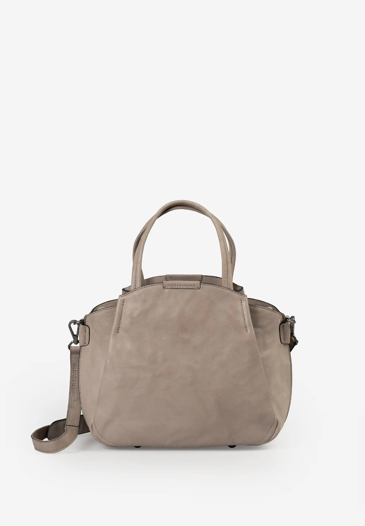 Mrs. Chiffon Pie handtas &ndash; Roasted Cashew
De Mrs. Chiffon Pie handtas uit de collectie Grandma's Luxury Club combineert een moderne retro-uitstraling met karaktervol leer en verfijnde details. De elegante, trapeziumvormige tas is een stijlvolle metgezel voor iedere dag en kan dankzij de meegeleverde, verstelbare schouderband op verschillende manieren worden gedragen.
De tas heeft een 3-in-1 indeling met een centraal hoofdvak en twee extra vakken aan de buitenzijde. Het hoofdvak sluit veilig met een rits, terwijl de twee buitenvakken zijn voorzien van een praktische drukknop. Zo houd je je dagelijkse essentials overzichtelijk georganiseerd.

Handtas &eacute;n crossbodytas in &eacute;&eacute;n
Draag Mrs. Chiffon Pie klassiek aan de korte handgrepen of comfortabel in de elleboog. Voor extra bewegingsvrijheid bevestig je eenvoudig de afneembare, verstelbare en gevoerde lange schouderband. Daarmee verander je de handtas in een praktische crossbodytas.
Ook aan de binnenkant is de tas verrassend praktisch. Je vindt er verschillende opbergmogelijkheden, waaronder een ritsvak, een groot steekvak voor bijvoorbeeld je smartphone, twee pennenvakken, een kaartenvak en een handig sleutelbandje. Het uitneembare extra tasje is ideaal voor kleine accessoires.

De metalen voetjes aan de onderzijde beschermen de tas tegen vuil en vocht wanneer je hem even neerzet. De lichte, gestreepte voering en meegeleverde stofzak maken de hoogwaardige afwerking compleet.

Kenmerken
2-in-1: handtas en crossbodytas
Elegante trapeziumvorm
Driedelige indeling
Hoofdvak met ritssluiting
Twee extra buitenvakken met drukknop
Intern ritsvak
Groot steekvak, bijvoorbeeld voor een smartphone
Twee pennenvakken
Kaartenvak
Handig sleutelbandje
Uitneembaar extra tasje
Korte handgrepen
Afneembare, verstelbare en gevoerde schouderband
Metalen voetjes ter bescherming tegen vuil en vocht
Lichte, gestreepte voering
Inclusief stofzak
Specificaties
Artikelnummer: 40275-101
Kleur: Roasted Cashew
Afmetingen (L x D x H): ca. 32 x 14 x 25,5 cm
Inhoud: ca. 6,1 liter
Verstelbare schouderband: ca. 95&ndash;140 cm
Collectie: Grandma's Luxury Club
