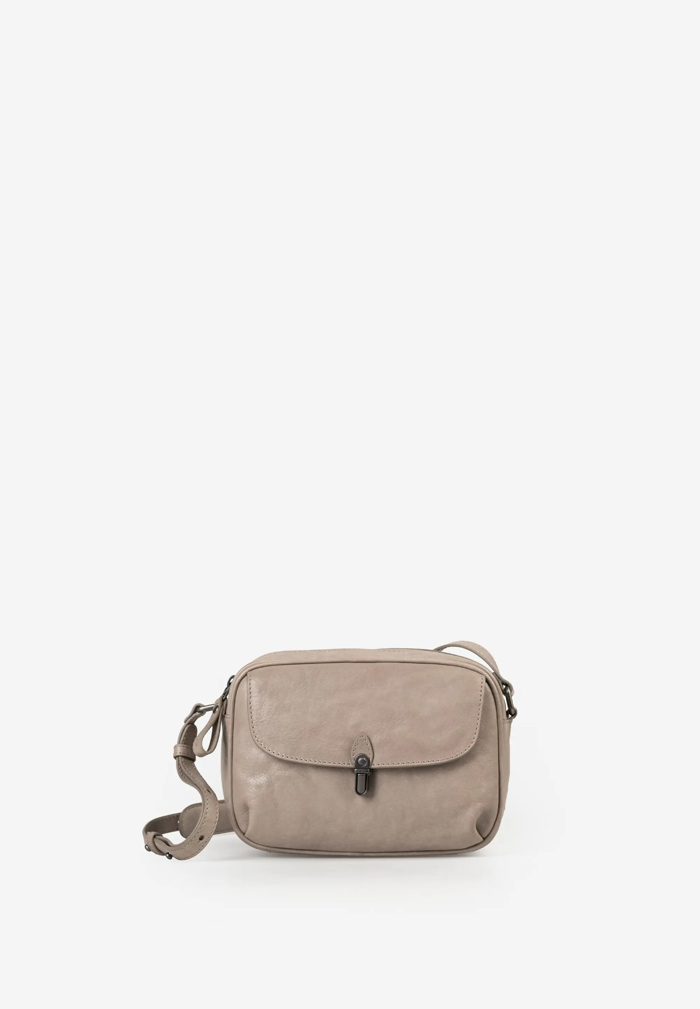 Mrs. Mint Camera Bag &ndash; Roasted Cashew
De Mrs. Mint Camera Bag uit de collectie Grandma's Luxury Club is een stijlvolle en compacte leren crossbodytas met een karaktervolle, moderne uitstraling. De strakke, rechthoekige vorm en het hoogwaardige premium leer geven deze damestas een elegante look die perfect past bij zowel casual als verzorgde outfits.
Het ruime hoofdvak sluit met een rits en biedt voldoende plek voor je dagelijkse essentials. Aan de voorkant bevindt zich een praktisch vak met steeksluiting, zodat je belangrijke spullen snel bij de hand hebt. Het extra beveiligde ritsvak aan de achterkant is ideaal voor kleine waardevolle spullen die je graag dicht bij je lichaam bewaart.

Compact en verrassend praktisch
Ondanks het compacte formaat is de Mrs. Mint slim ingedeeld. Binnenin vind je een extra ritsvak, een kaartenvak en een handig sleutelbandje. Het uitneembare stoffen extra tasje is ideaal om kleinere accessoires overzichtelijk op te bergen.
De verstelbare schouderband is voorzien van een comfortabel schouderpad, waardoor de tas prettig draagt, ook wanneer je hem langere tijd gebruikt. De lichte, gestreepte voering geeft het interieur een frisse uitstraling.

Met de meegeleverde stofzak berg je jouw Mrs. Mint netjes en beschermd op wanneer je de tas niet gebruikt.

Kenmerken
Compacte crossbodytas / camera bag
Gemaakt van hoogwaardig premium leer
Hoofdvak met ritssluiting
Voorvak met steeksluiting
Ritsvak aan de achterzijde met extra beveiliging
Intern ritsvak
Uitneembaar extra tasje van stof
Kaartenvak
Sleutelband
Verstelbare schouderband van ca. 100&ndash;145 cm
Comfortabel schouderpad
Lichte, gestreepte voering
Inclusief stofzak
Specificaties
Artikelnummer: 40278-101
Kleur: Roasted Cashew
Materiaal: Premium leer
Gewicht: 0,43 kg
Afmetingen (L x D x H): ca. 21 x 9,5 x 15 cm
Inhoud: ca. 2,
