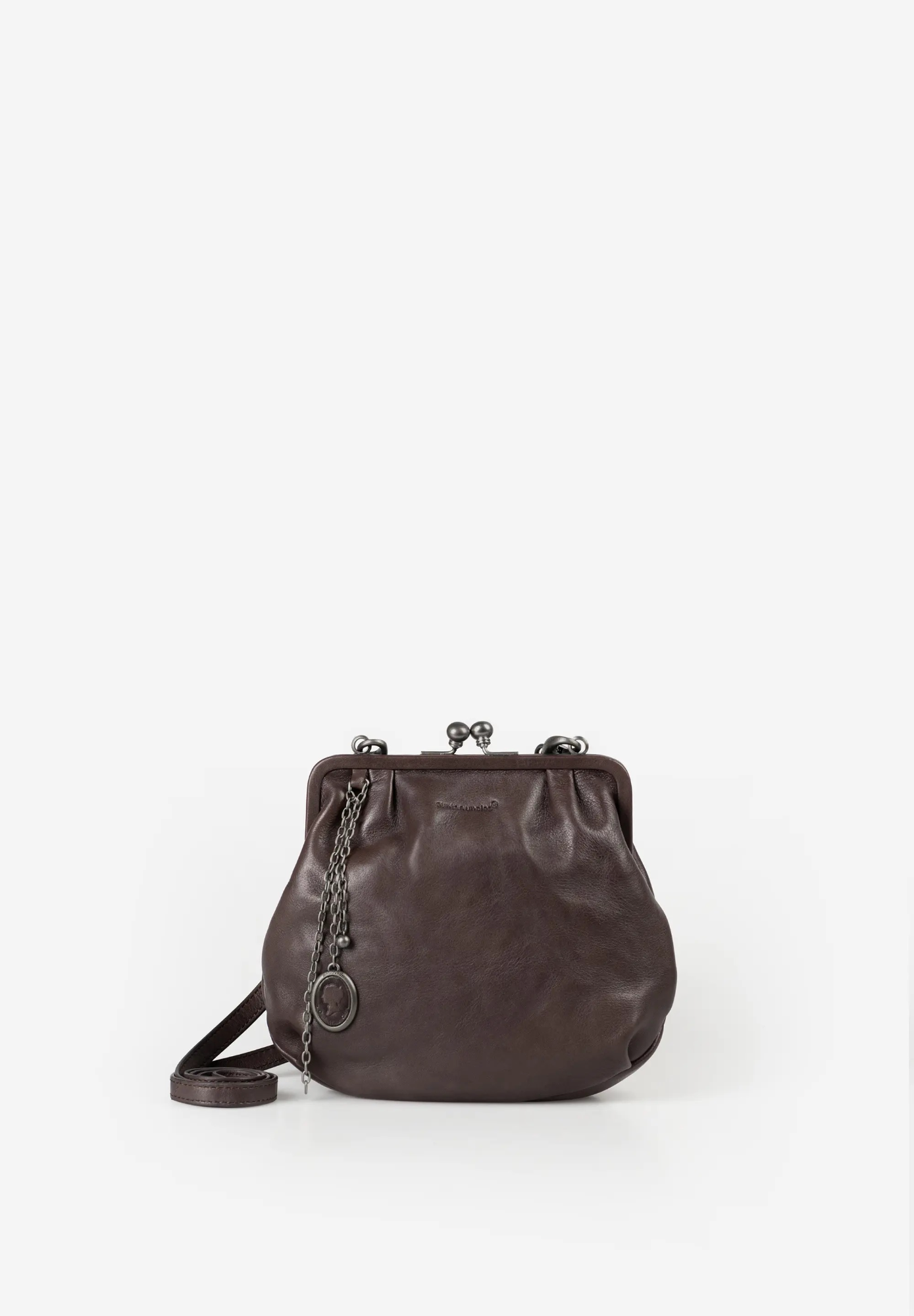 Mrs. Fortune Cookie schoudertas & clutch &ndash; Coffee Bean
De Mrs. Fortune Cookie uit de collectie Grandma's Luxury Club is een echte blikvanger met een karaktervolle vintage uitstraling. Deze veelzijdige tas is gemaakt van hoogwaardig, plantaardig gelooid premium rundleer en heeft de kenmerkende, licht gekreukte lederstructuur die de collectie zo herkenbaar maakt.
Dankzij het slimme 2-in-1 ontwerp draag je Mrs. Fortune Cookie als stijlvolle schoudertas of crossbodytas, maar zonder de schouderband verandert ze moeiteloos in een trendy clutch. De charmante clipsluiting geeft de tas een opvallend retro accent.

Compact, stijlvol en praktisch
Het hoofdvak biedt met een inhoud van ca. 1,5 liter voldoende ruimte voor je belangrijkste essentials. Binnenin vind je een praktisch ritsvak, een steek- en kaartenvak en een handig sleutelbandje. Aan de achterzijde zit nog een extra ritsvak voor spullen die je graag snel bij de hand hebt.
Een uitneembaar extra tasje zorgt voor nog meer overzicht. De verstelbare, afneembare schouderband maakt het mogelijk om de tas comfortabel op verschillende manieren te dragen.

Een bijzonder detail is de schakelketting met vintage hanger. Deze geeft de tas een speelse, authentieke uitstraling en maakt Mrs. Fortune Cookie helemaal compleet. De lichte, gestreepte voering zorgt voor een frisse afwerking aan de binnenzijde.

Kenmerken
2-in-1: schoudertas en clutch
Gemaakt van premium rundleer
Plantaardig gelooid leer
Kenmerkende gekreukte lederlook
Hoofdvak met charmante clipsluiting
Ritsvak aan de binnenzijde
Ritsvak aan de achterzijde
Uitneembaar extra tasje
Steekvak / kaartenvak
Sleutelband
Afneembare, verstelbare schouderband
Schouderband verstelbaar van ca. 75&ndash;130 cm
Schakelketting met vintage hanger
Lichte, gestreepte voering
Specificaties
Artikelnummer: 40372-113
Kleur: Coffee Bean
Materiaal: Premium rundleer
Gewicht: 0,39 kg
Afmetingen (L x D x H): ca. 23 x 8 x 19 cm
Inhoud: ca. 1,5 liter
Schouderband: ca. 75&ndash;130 cm
Collectie: Grandma's Luxury Club