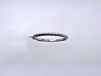 Der Ring Silber 925 rh gekordelt mit der Modellnummer 26-319/54 zeichnet sich durch sein elegantes, kordelartiges Design aus und ist aus hochwertigem 925er Sterlingsilber gefertigt. Er geh&ouml;rt zur Kategorie Schmuck, speziell Ringe, und hat die Gr&ouml;&szlig;e 54. Der Ring l&auml;sst sich am besten als stilvolles Accessoire zu formellen oder festlichen Anl&auml;ssen tragen und verleiht jedem Outfit einen Hauch von Raffinesse.
