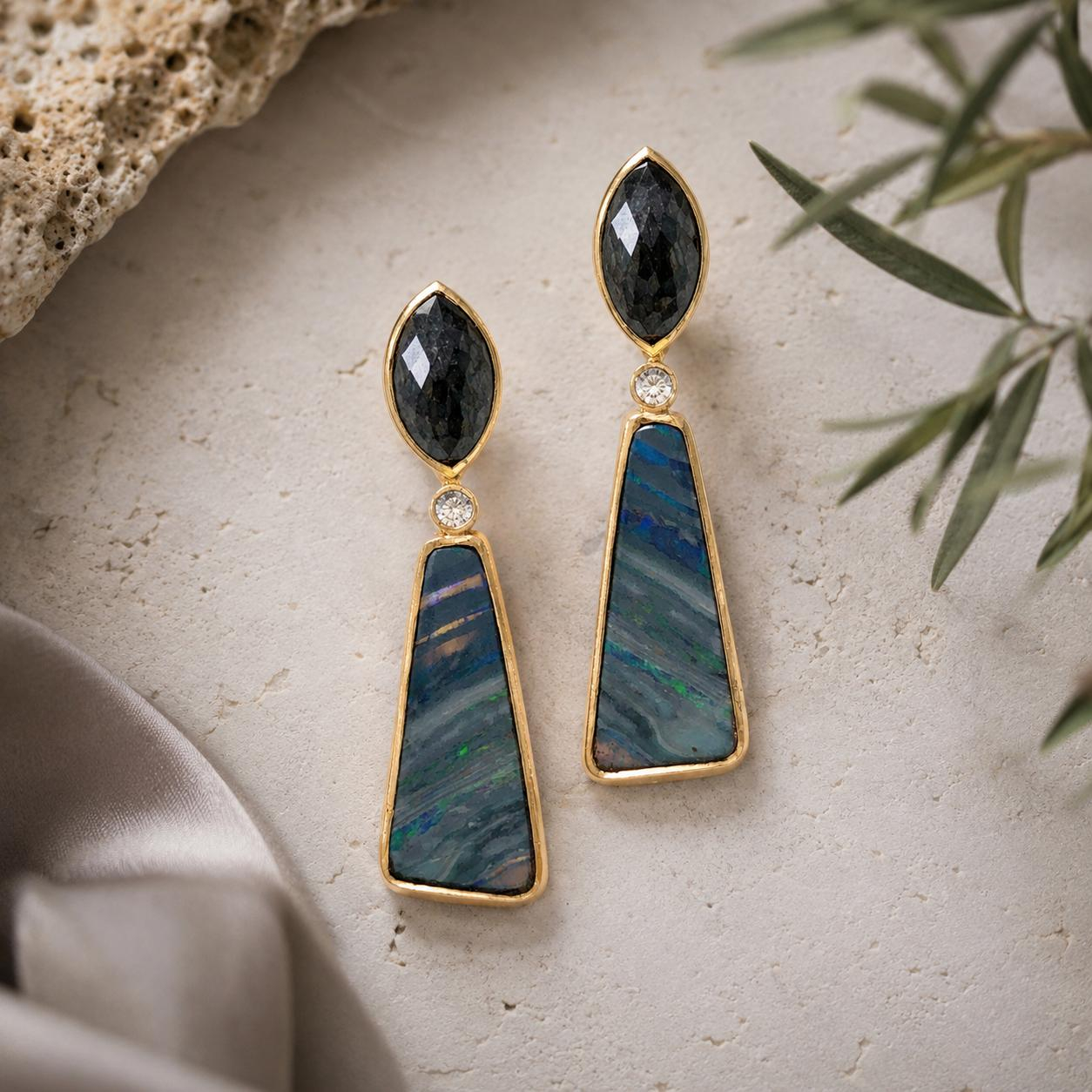 Diese Boulder-Opal- und Diamant-Ohrringe aus Gold sind atemberaubende Schmuckst&uuml;cke, die Eleganz und Luxus ausstrahlen. Sie lassen sich am besten zu besonderen Anl&auml;ssen oder als Highlight zu einem eleganten Outfit tragen. Kombinieren Sie diese Ohrringe mit einer Hochsteckfrisur, um den schillernden Opal und die funkelnden Diamanten optimal in Szene zu setzen. Perfekt f&uuml;r stilbewusste Damen!

UNIKATE
sehr schick in Kombination mit Diamantohrsteckern oder schlichten Ohrb&uuml;geln