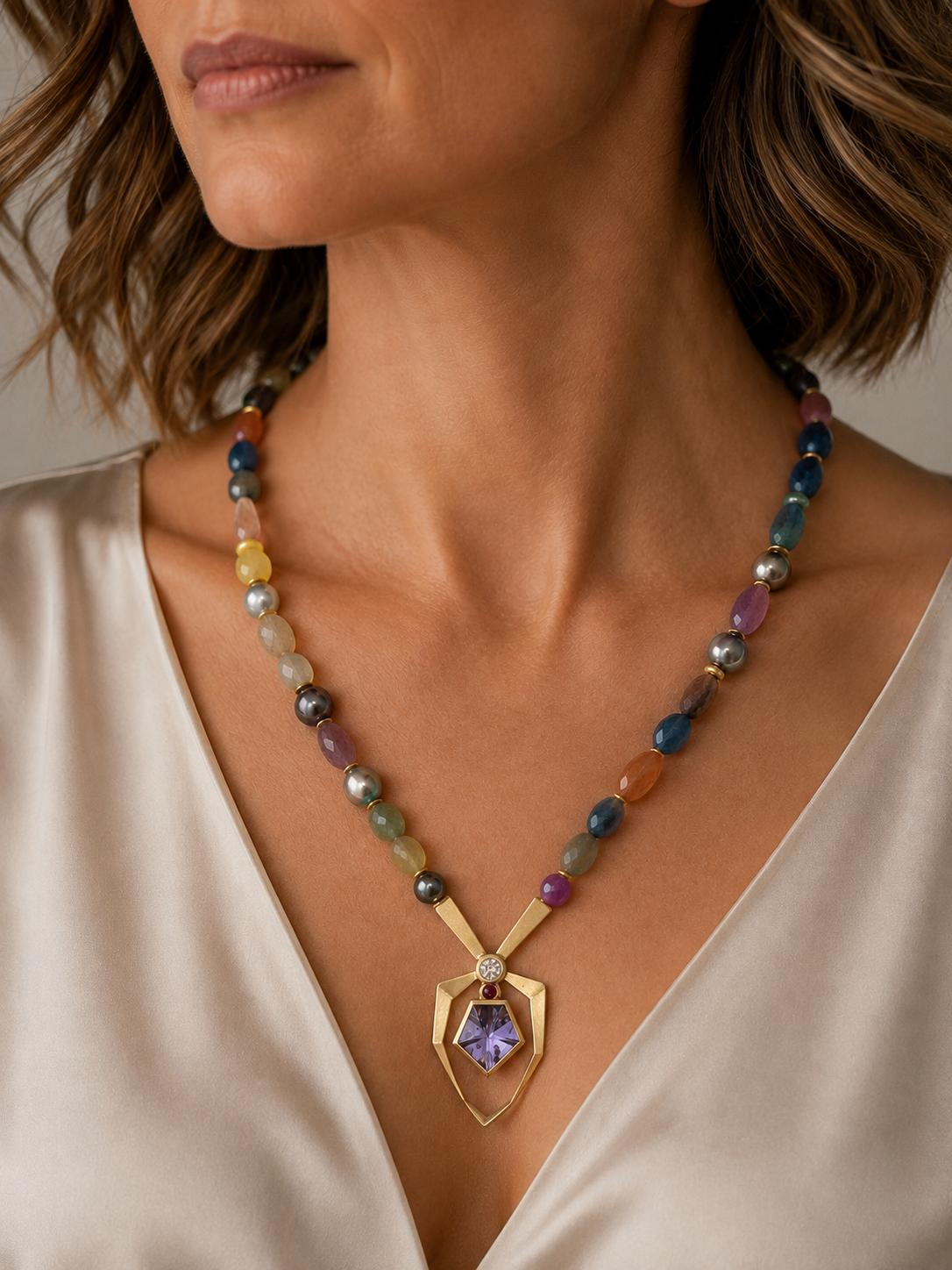 Die Collierschlie&szlig;e in Ros&eacute;gold 750 besticht durch einen edlen Amethyst, Rubin und Brillanten. Diese Wechselschlie&szlig;e verleiht jedem Schmuckst&uuml;ck eine individuelle Note und eignet sich perfekt als Anh&auml;nger. Tragen Sie sie an einer Halskette oder einem Armband, um Ihrem Look Eleganz und Farbe zu verleihen. Ideal f&uuml;r jeden Anlass und perfekt kombinierbar.