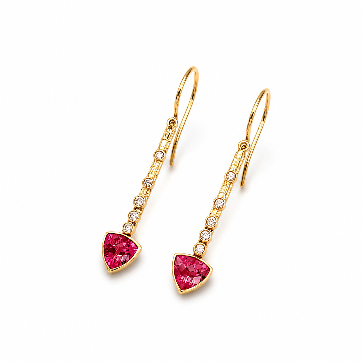 Der Einh&auml;nger Turmalin (Modellnummer 17826) ist ein exquisiter Schmuck aus 18-kar&auml;tigem Gold   . Ideal, um an einer feinen Goldkette getragen zu werden, bringt er Eleganz und Stil in jedes Outfit. Perfekt f&uuml;r besondere Anl&auml;sse oder als luxuri&ouml;ser Alltagsbegleiter.