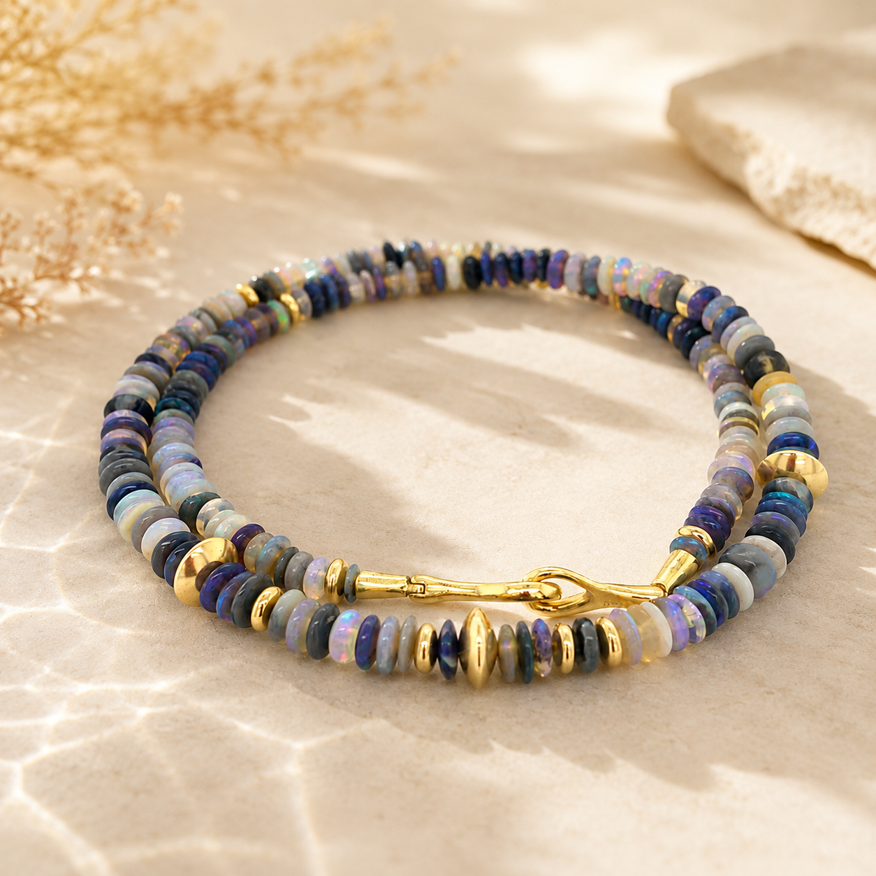 Australischer Opal, Komposition aus Crystal, blau und lila Opale, Gold 750. L&auml;nge 45cm