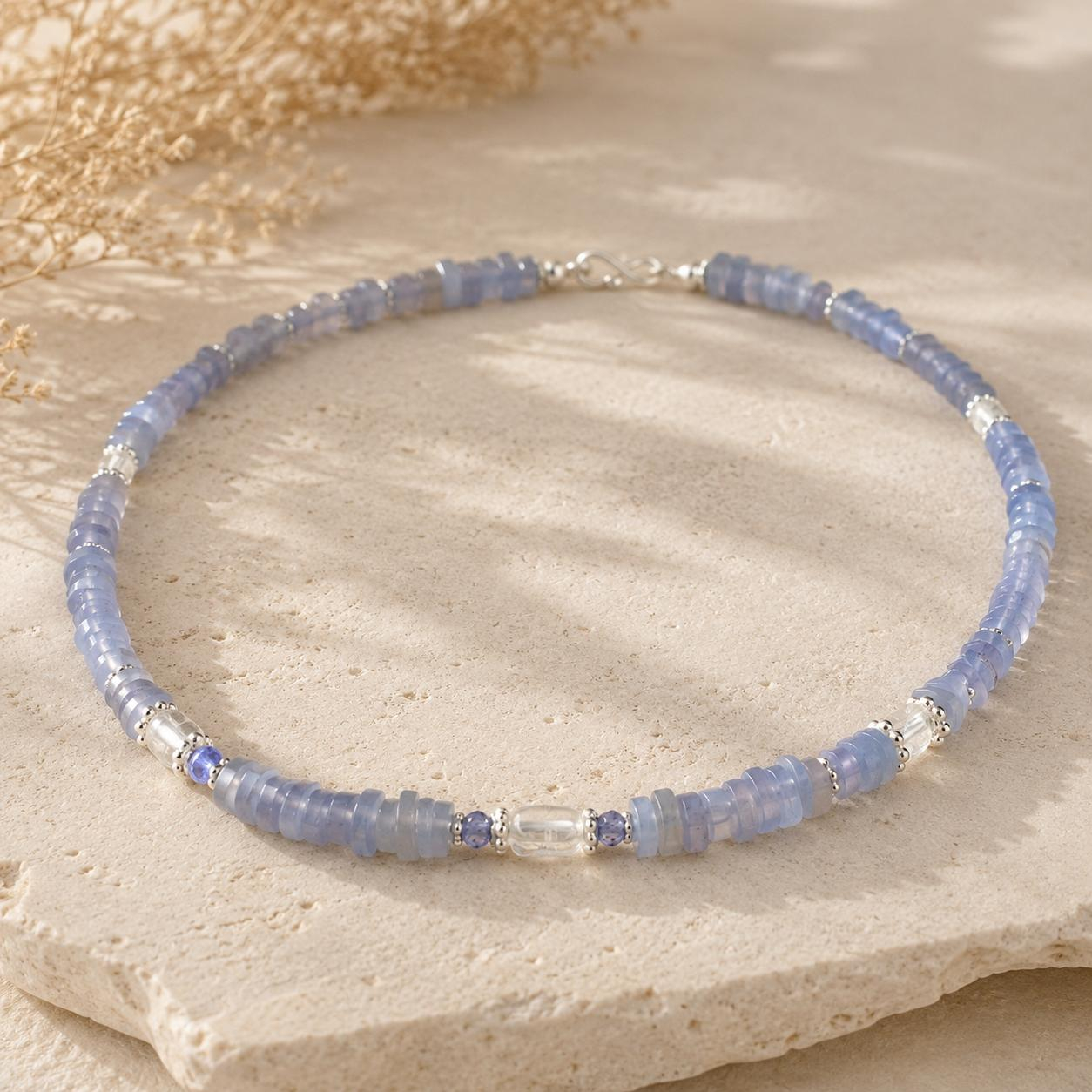 Zartes Fleiderblau in Silber gearbeitet. L&auml;nge 45,5cm mit patentierter Doppelclipschlie&szlig;e.

UNIKAT

Gefertigt im KISSNER Meisteratelier
Design: Carsten Kissner