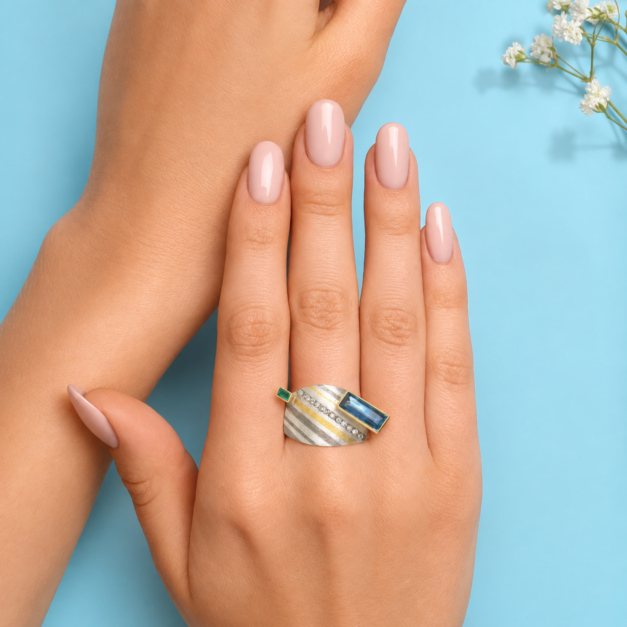 Smartcurve Ring mit Aquamarin und Smaragd im Baguette Schliff . Streifendesign aus Wei&szlig;god und Feingold

UNIKAT

Gefertigt im Atelier Kissner
Design: Carsten Kissner