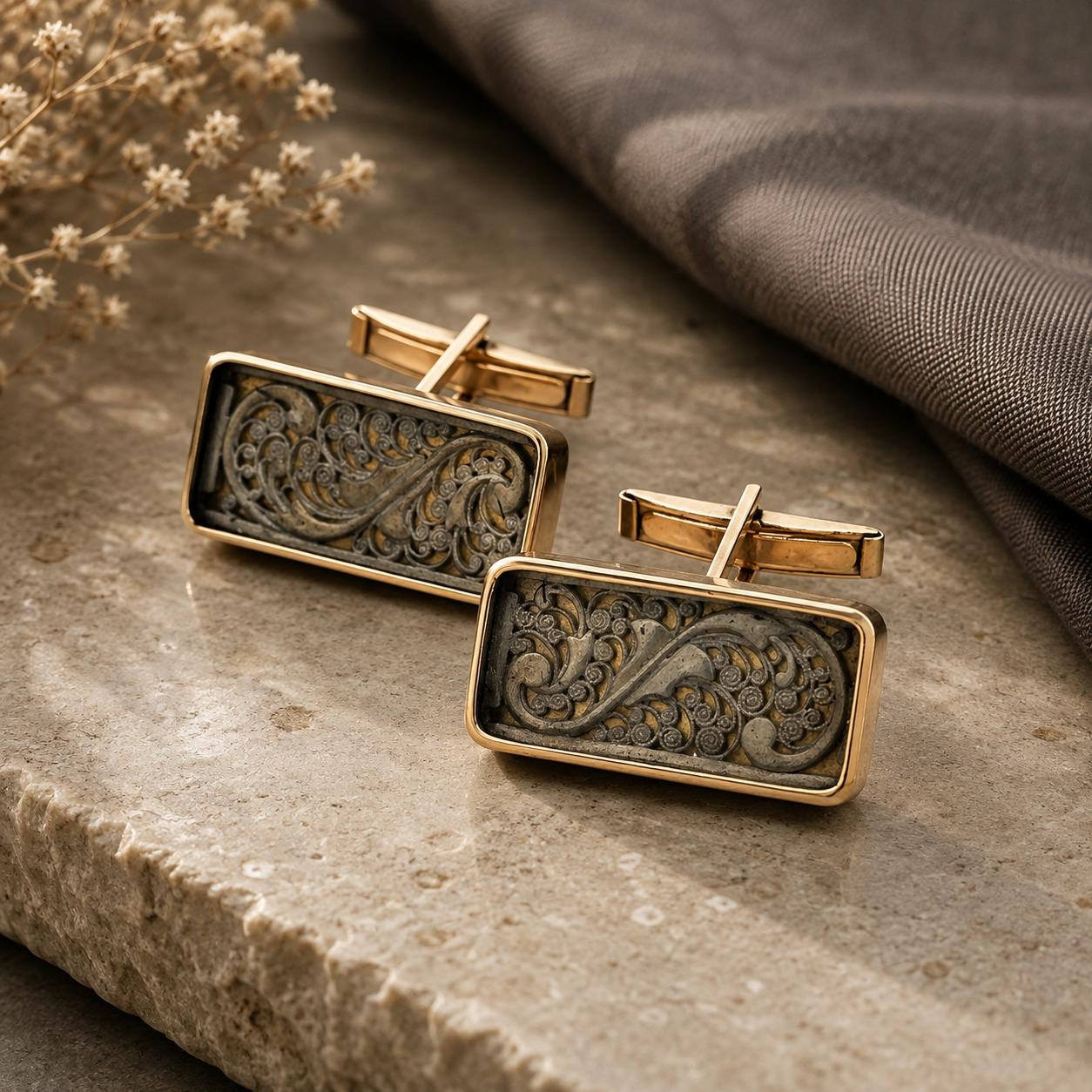 Diese Manschettenkn&ouml;pfe aus Gelbgold 750 sind das perfekte Accessoire f&uuml;r stilbewusste Herren. Als hochwertiger Schmuck (Kategorie: JEWEL) bestechen sie durch ihr elegantes Design. Kombinieren Sie sie mit einem ma&szlig;geschneiderten Hemd und einem schicken Anzug f&uuml;r formelle Anl&auml;sse, um Ihren Look perfekt abzurunden.