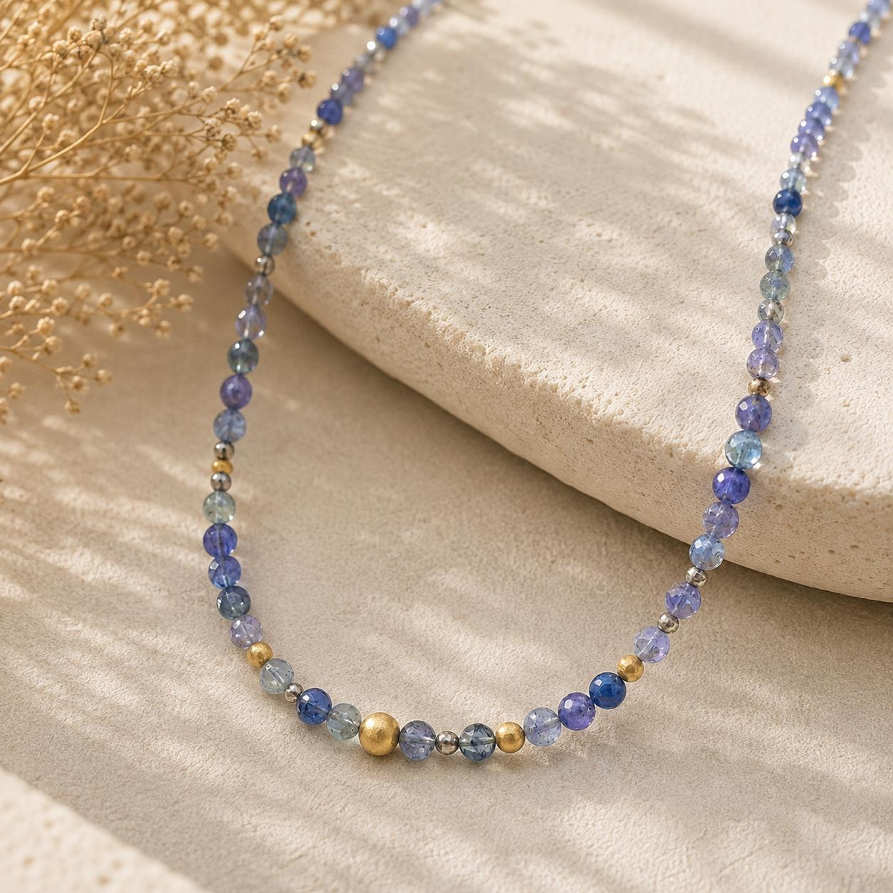 Diese Steinkette besteht aus Gelbgold 750 und enth&auml;lt Tansanitkugeln in changierendem Gr&uuml;n-Blau sowie Labradorit. Sie kann als elegantes und vielseitiges Schmuckst&uuml;ck sowohl im Alltag als auch zu besonderen Anl&auml;ssen getragen werden. Die Kombination der verschiedenen Edelsteine verleiht der Kette einen einzigartigen Look und zieht garantiert alle Blicke auf sich. Ein Must-have f&uuml;r jede Schmucksammlung!