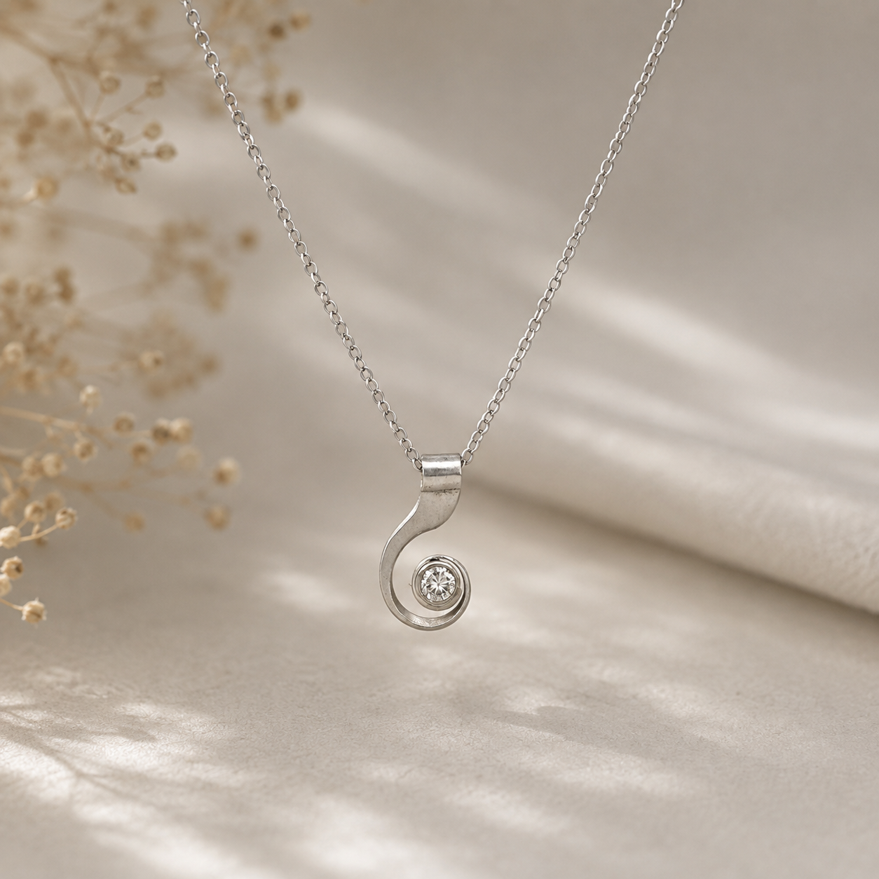 Anh&auml;nger gefertig in Silber 925 und 1 Brillant  0,27ct  PI gefasst on Gold 750

Gefertigt im Atelier Kissner
Design: Carsten Kissner