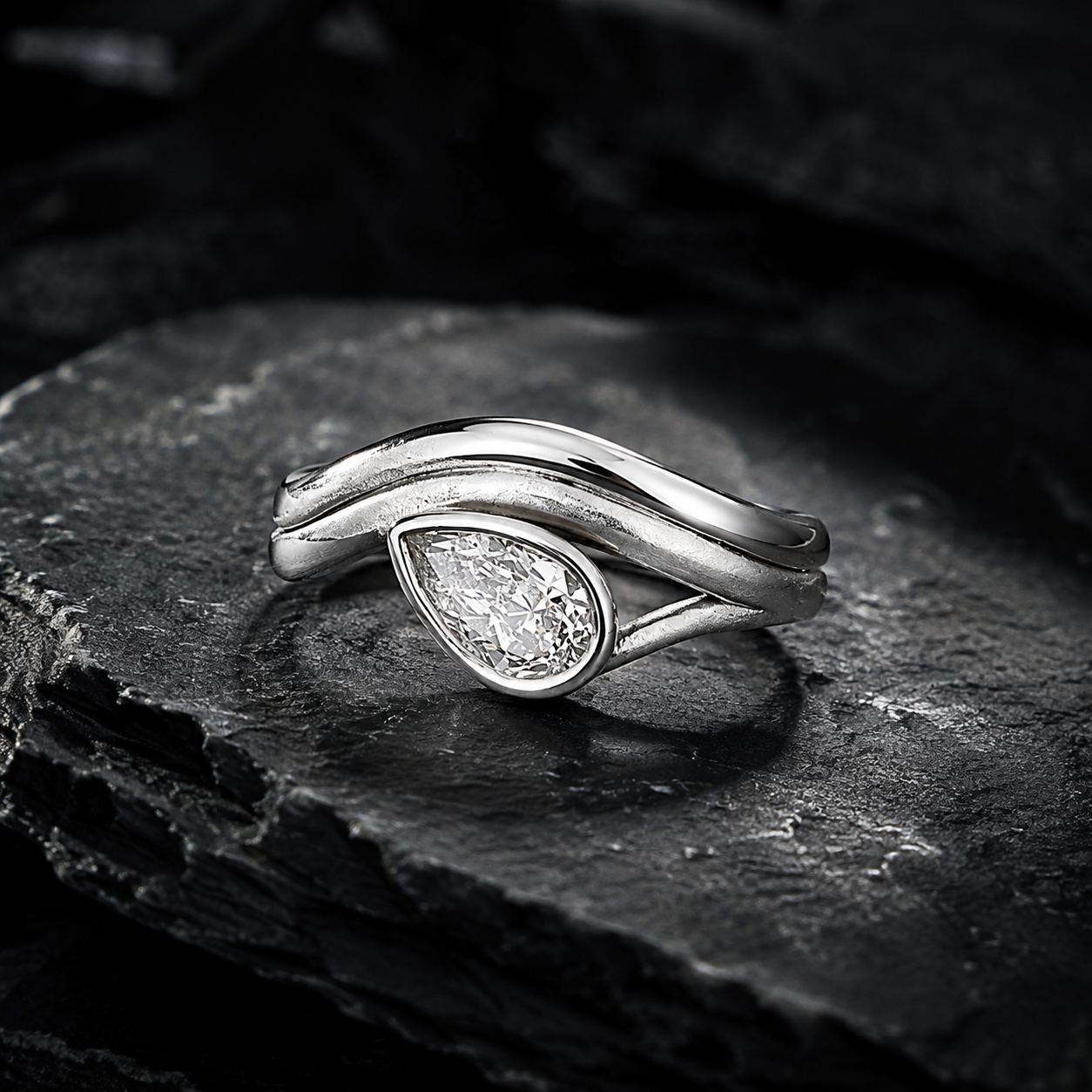 Dieser Diamantring in Platin besticht durch seine elegante Gestaltung und hochwertigen Materialien. Als Platindiamantring f&uuml;gt er sich nahtlos in jede gehobene Garderobe ein. Tragen Sie ihn als auff&auml;lliges Statement-St&uuml;ck bei besonderen Anl&auml;ssen oder kombinieren Sie ihn subtil mit allt&auml;glichen Outfits f&uuml;r einen Hauch von Luxus. Ein zeitloses Accessoire f&uuml;r jeden Anlass. In Kombination mit 20034 auch hervorragend als Ehering tragbar, UNIKAT