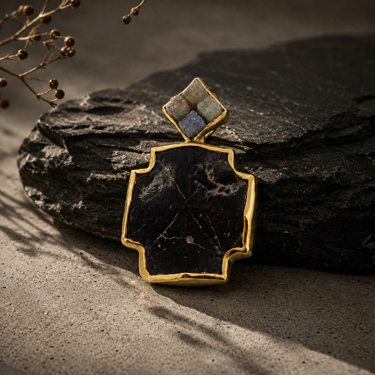 Der Anh&auml;nger Gelbgold 750/ooo mit 4 Rohdiamanten und Granatkreuz (Modellnummer 13249) ist ein elegantes Schmuckst&uuml;ck der Kategorie JEWEL vom Typ PENDANT. Tragen Sie diesen Anh&auml;nger an einer stilvollen Gold- oder Lederschnur, um ein edles Statement zu setzen. Perfekt f&uuml;r besondere Anl&auml;sse oder um Ihrem Alltagslook einen Hauch von Luxus zu verleihen.