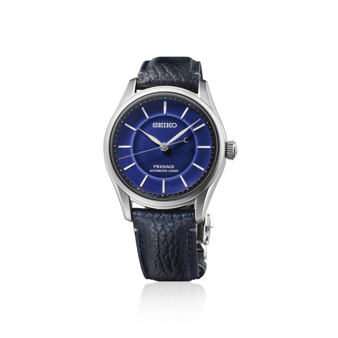 Seiko 145th Anniversary Limited Edition
Limited Edition van 1,500 stuks

Dit nieuwe model onderscheidt zich door een wijzerplaat van Arita-porselein, afgewerkt met kobaltblauw glazuur. Deze kleur, die traditioneel is voor Arita-porselein, wordt nu voor het eerst toegepast in een Presage-ontwerp.
Het stralende patroon in het midden van de wijzerplaat benadrukt de subtiele kleurovergangen die door het kobaltblauwe glazuur worden gecre&euml;erd. Door het verfijnde samenspel tussen de verhoogde en verzonken oppervlakken komen de transparantie en diepte van het glazuur heel mooi tot hun recht.