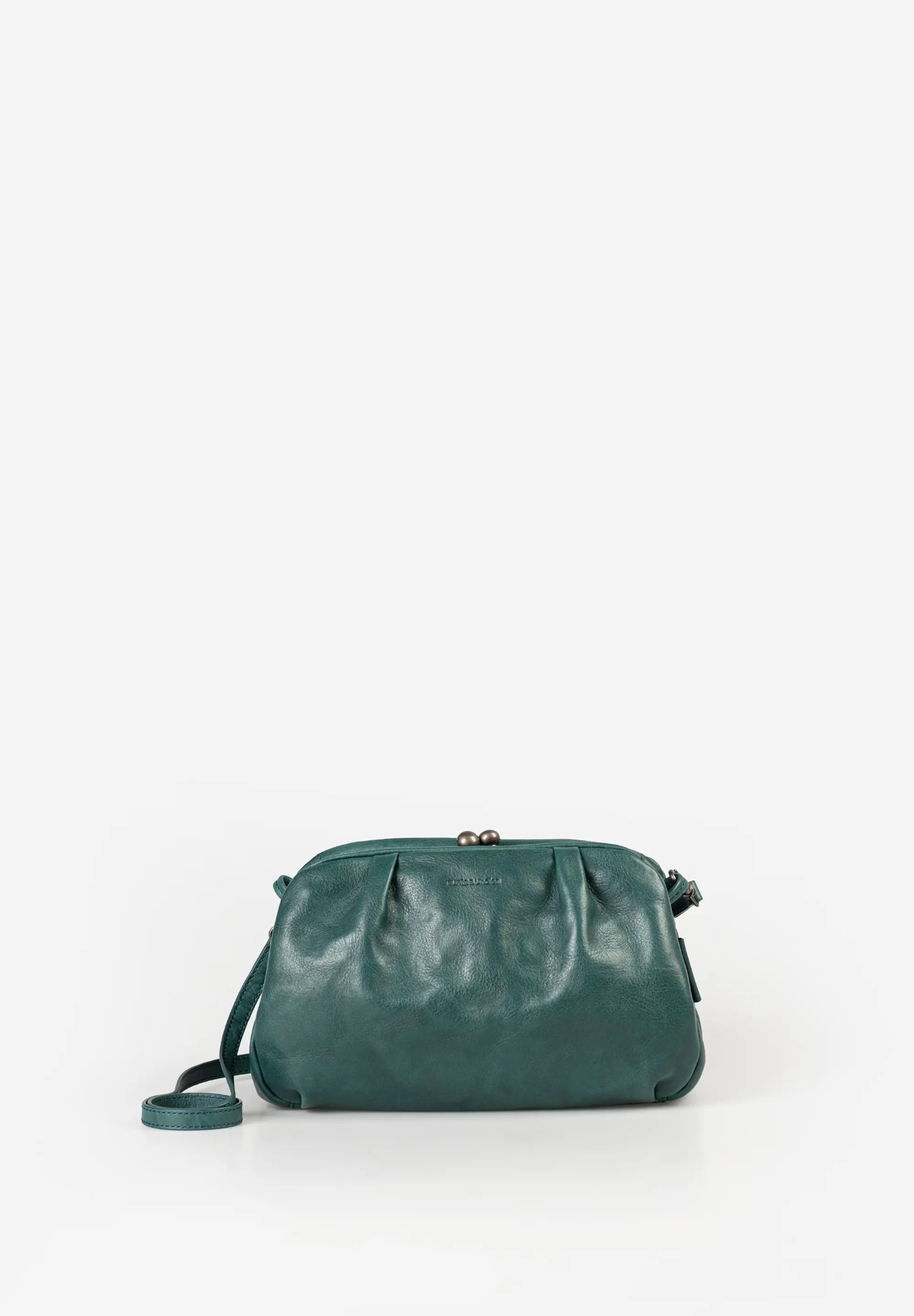 Mrs. Frosting &ndash; stijlvolle 2-in-1 tas
Mrs. Frosting is een echte eyecatcher met haar zachte plooien en elegante, bolle vorm. De ruime beugeltas biedt plaats aan je dagelijkse essentials en is voorzien van handige vakken. Draag haar als schoudertas of verwijder de riem en gebruik haar als trendy clutch.

Details

2-in-1: schoudertas en clutch
Grote beugelopening met clipsluiting
Binnenvak met rits
Uitneembaar extra etuitje
Groot steekvak voor o.a. smartphone
Kaartvak en sleutelband
Afneembare, verstelbare schouderriem met padding
Inhoud: ca. 2,8 liter
Afmetingen: ca. 25 &times; 12 &times; 16 cm
Gewicht: 410 g
Kleur: Green Jewel
Collectie: Grandma's Luxury Club