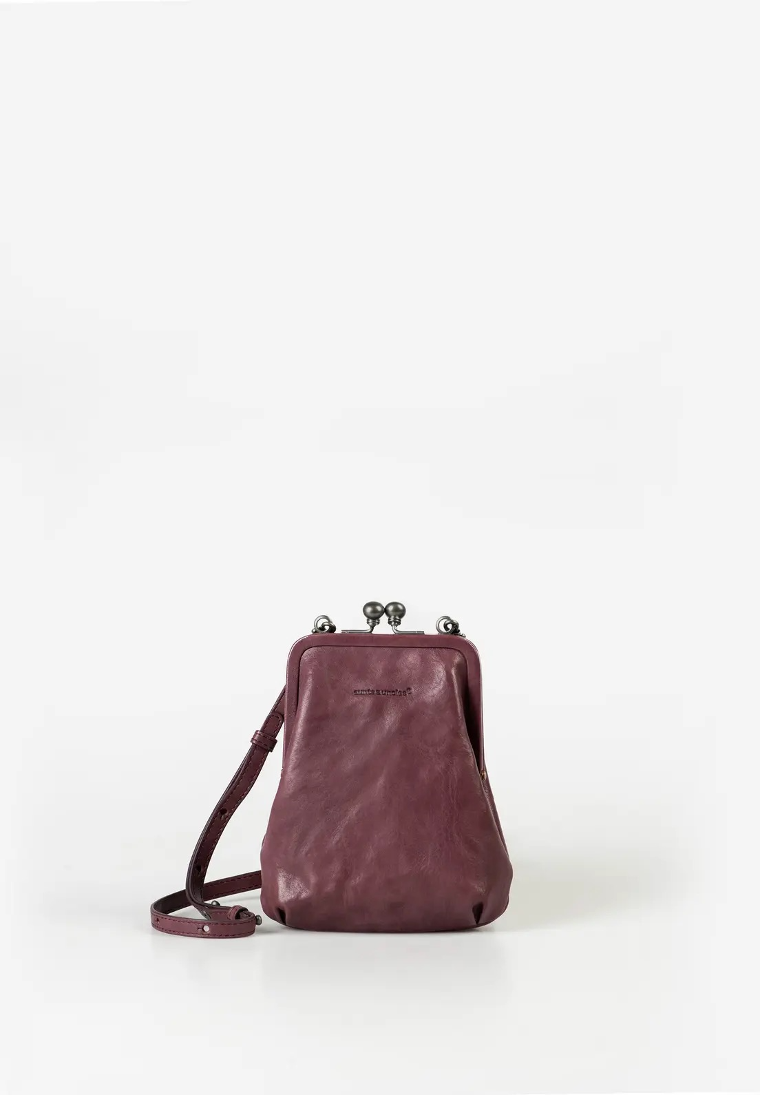 Mrs. Sugar Pop &ndash; 2-in-1 telefoontas & clutch
Mrs. Sugar Pop is een compacte en stijlvolle tas voor je smartphone en andere kleine essentials. Dankzij de handige clipsluiting, het aparte telefoonvak en het sleutelbandje heb je alles overzichtelijk bij de hand. Draag haar als schoudertas of eenvoudig als clutch.

Details

2-in-1: telefoontas en clutch
Hoofdvak met clipsluiting
Binnenvak met rits
Apart telefoonvak
Sleutelband
Afneembare, verstelbare schouderriem
Inhoud: ca. 0,6 liter
Afmetingen: ca. 14,5 &times; 6 &times; 18 cm
Gewicht: 200 g
Kleur: Dark Cherry
Collectie: Grandma's Luxury Club